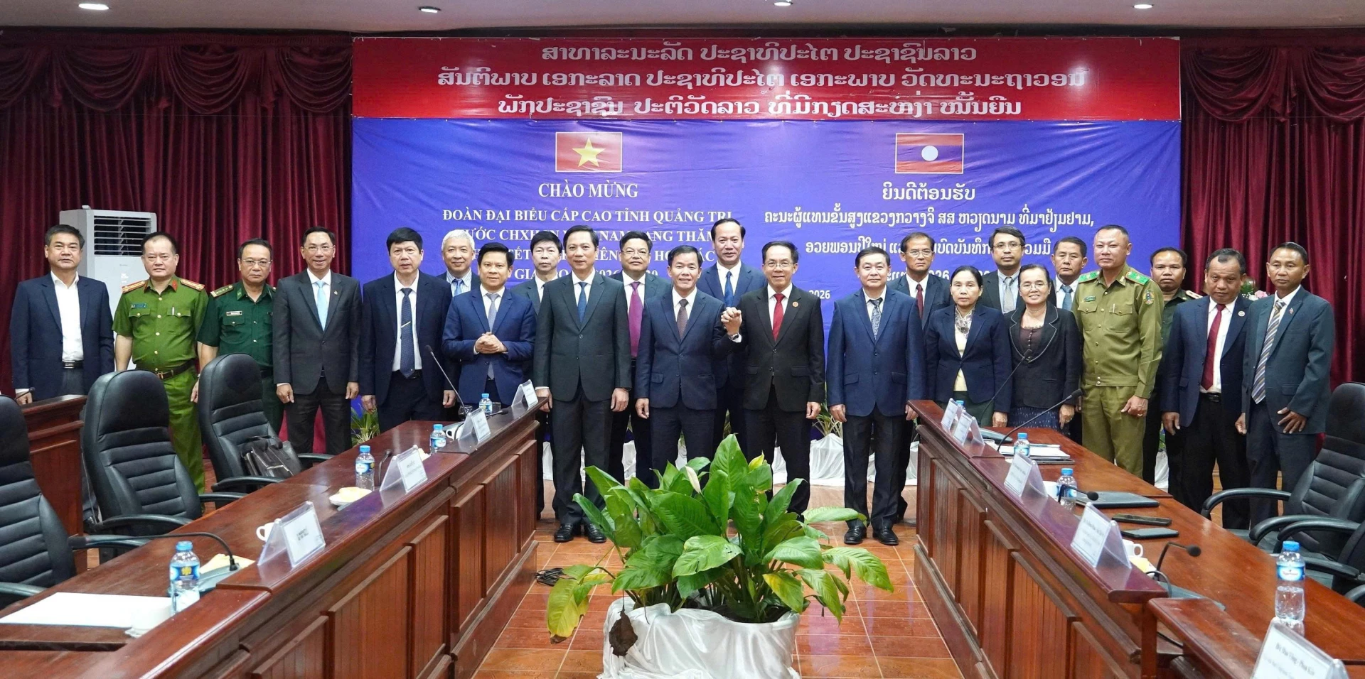 Đồng chí Nguyễn Văn Phương, Ủy viên Trung ương Đảng, Bí thư Tỉnh ủy và đoàn công tác tỉnh Quảng Trị thăm, làm việc và ký kết nhiều văn bản thỏa thuận hợp tác quan trọng với tỉnh Sả-lạ-văn (Lào) - Ảnh: Q.V