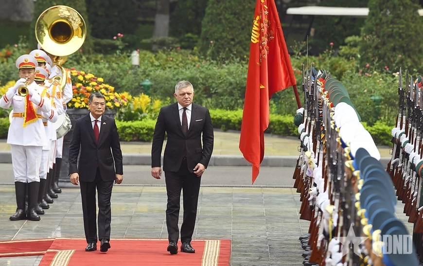 Thủ tướng Lê Minh Hưng và Thủ tướng Robert Fico duyệt Đội danh dự Quân đội nhân dân Việt Nam. Ảnh: TUẤN HUY  