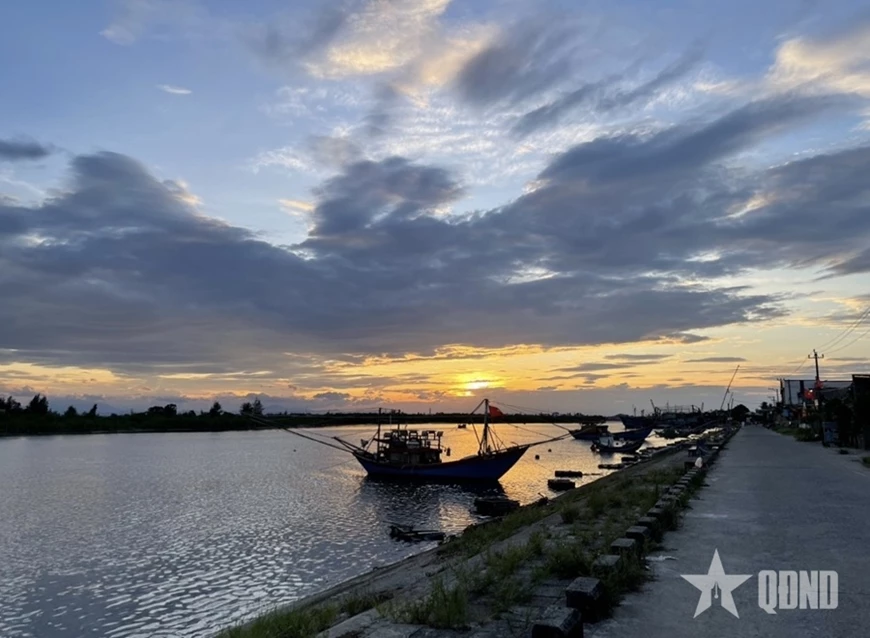 Hoàng hôn bên dòng sông ở Nam Cửa Việt.