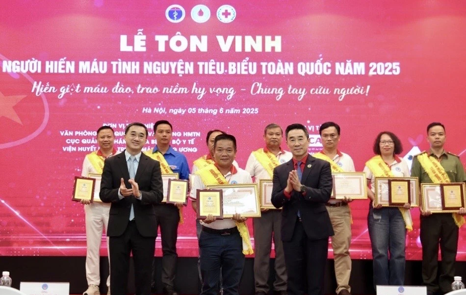Năm 2025, anh Ngô Dũng Cường là 1 trong 2 đại biểu của tỉnh Quảng Trị được biểu dương là người hiến máu tiêu biểu toàn quốc - Ảnh: NVCC