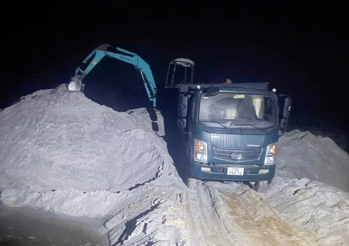 Công an xã Quảng Trạch xử lý hành vi khai thác cát trái phép và tổng rà soát xe tải trọng lớn