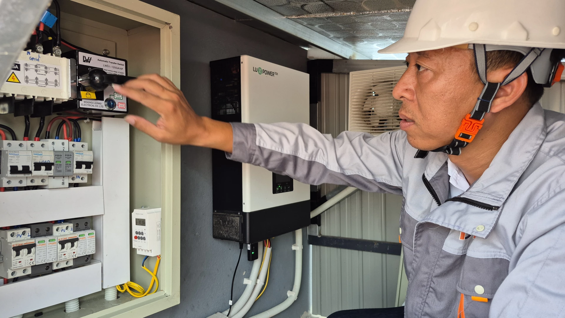 Kỹ thuật viên kiểm tra tủ chuyển nguồn tự động trong hệ điện mặt trời áp mái-Ảnh: B.C