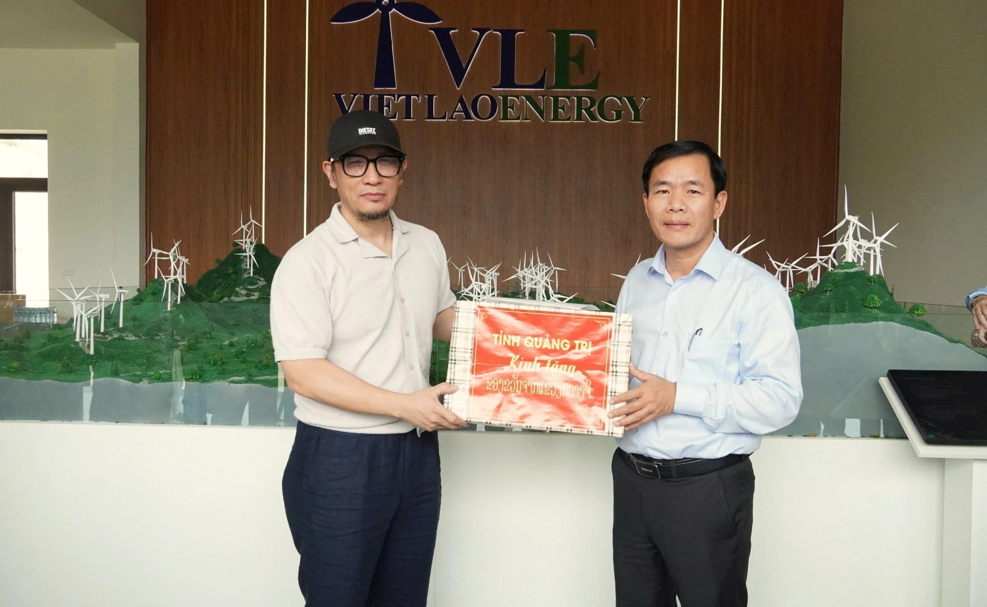 lãnh đạo Cụm nhà máy điện gió Trường Sơn - Ảnh: Q.V