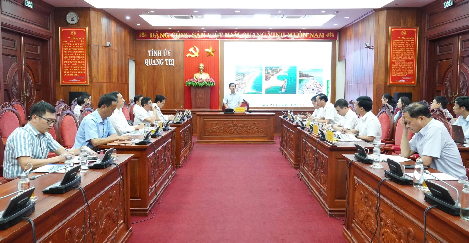 Đồng chí Nguyễn Văn Phương, Bí thư Tỉnh ủy chủ trì buổi làm việc - Ảnh: Q.V