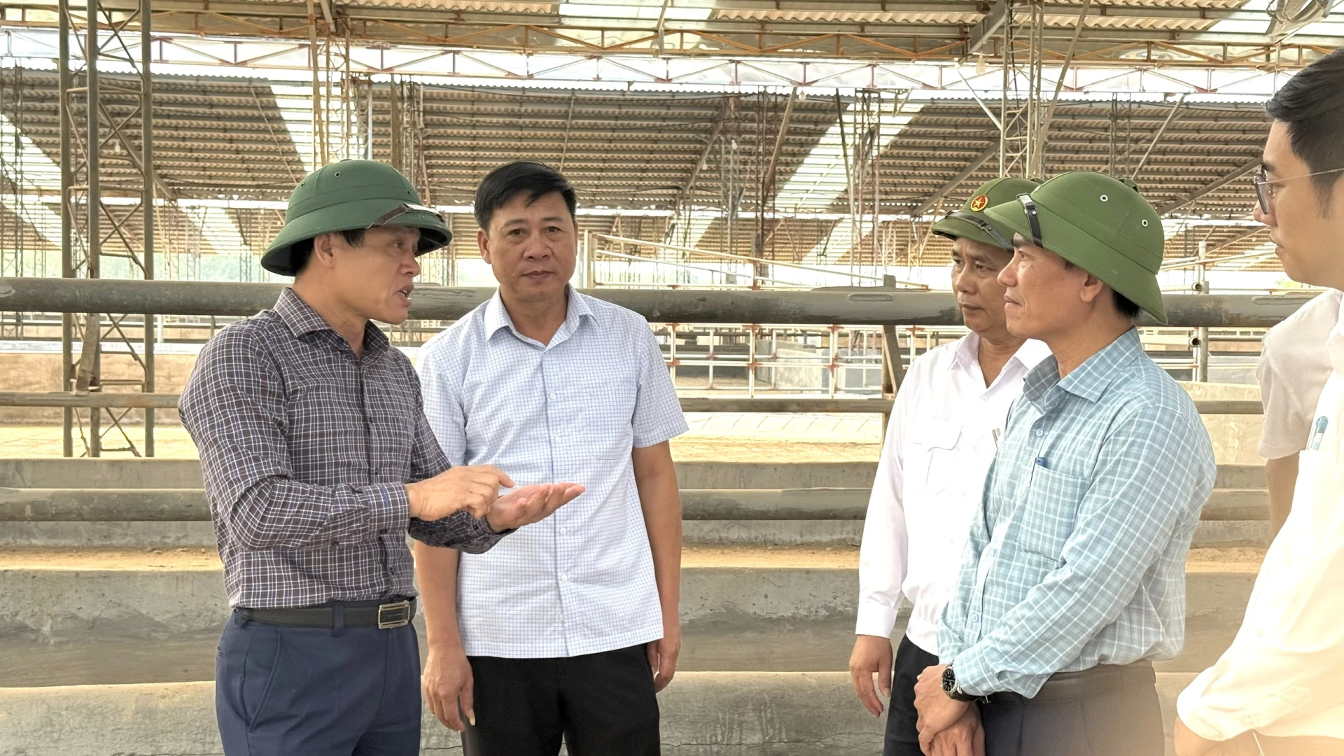 Đồng chí Lê Văn Bảo, Ủy viên Ban Thường vụ Tỉnh ủy, Phó Chủ tịch UBND tỉnh kiểm tra dự án trang trại chăn nuôi bò công nghệ cao Dương Gia Quảng Bình - Ảnh: NL