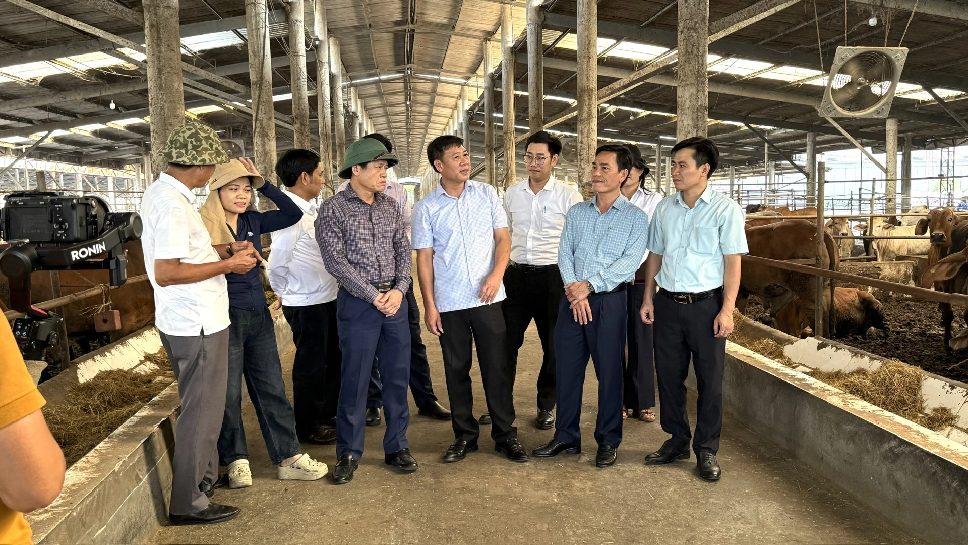 Đồng chí Lê Văn Bảo, Ủy viên Ban Thường vụ Tỉnh ủy, Phó Chủ tịch UBND tỉnh kiểm tra tại Công ty TNHH Đoàn kết Phú Quý - Ảnh: NL