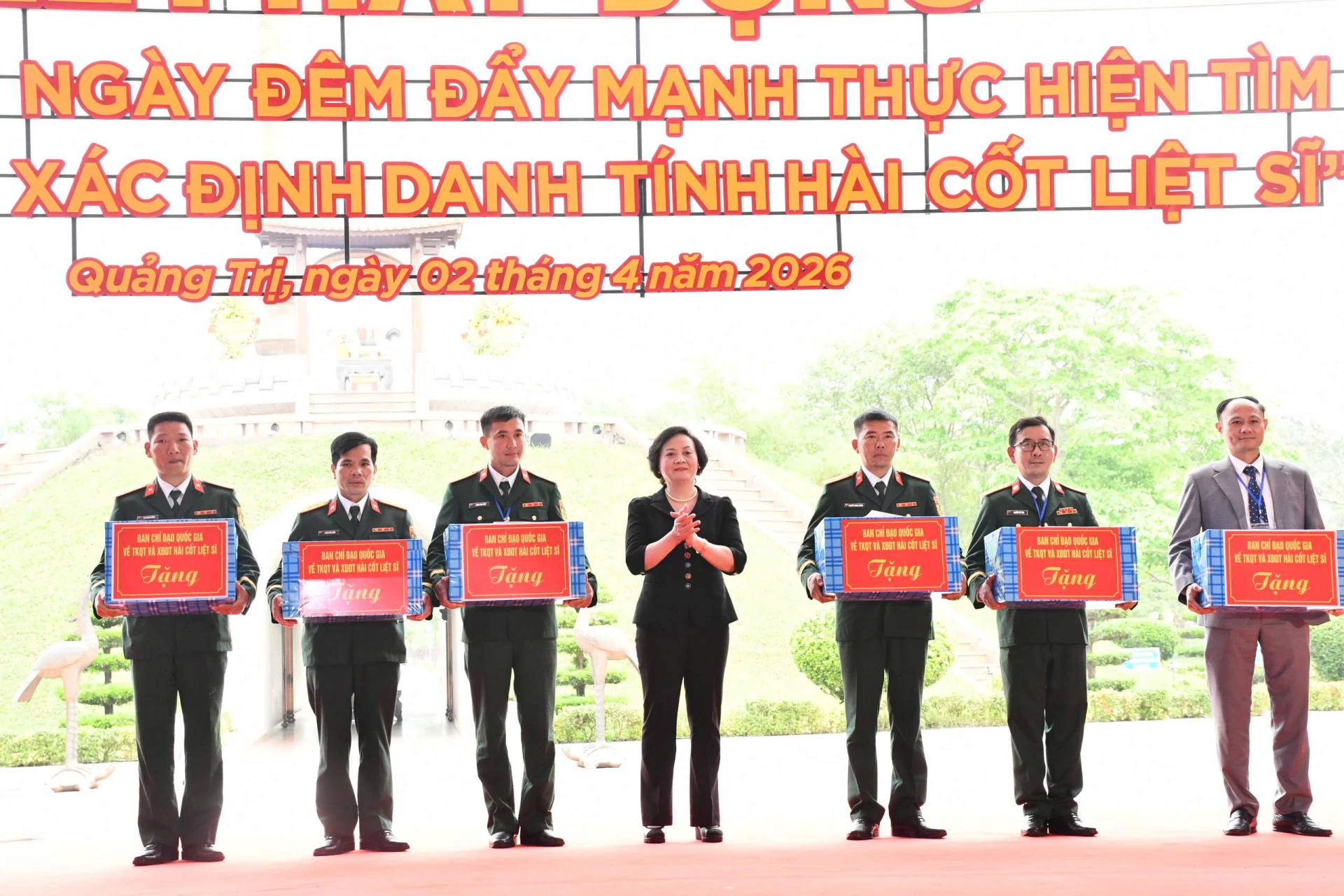 Đồng chí Phạm Thị Thanh Trà, Bí thư Trung ương Đảng, Phó Thủ tướng Chính phủ tặng quà cho các cơ quan, đơn vị trực tiếp thực hiện nhiệm vụ tìm kiếm, quy tập và xác định danh tính hài cốt liệt sĩ - Ảnh: T.Đ