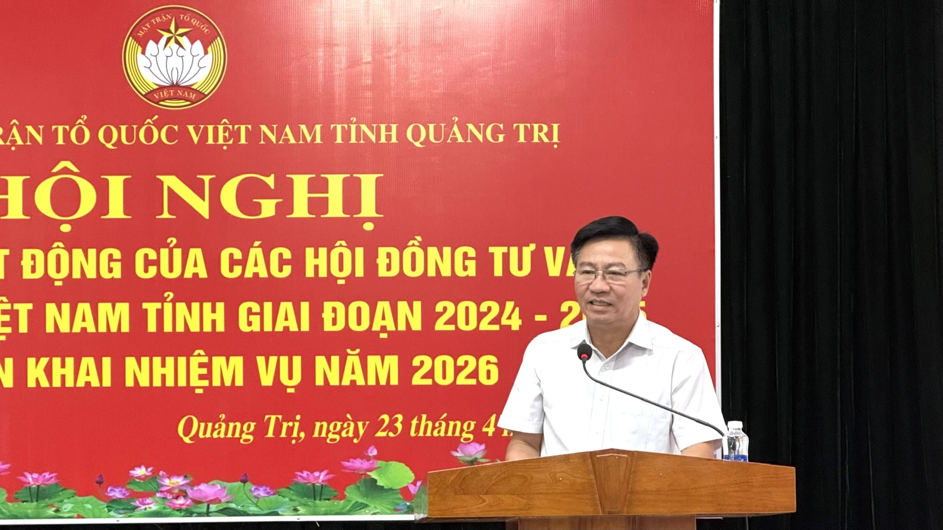 Đồng chí Đào Mạnh Hùng, Ủy viên Ban Thường vụ Tỉnh ủy, Phó Chủ tịch thường trực Ủy ban MTTQ Việt Nam tỉnh phát biểu tại hội nghị - Ảnh: NL