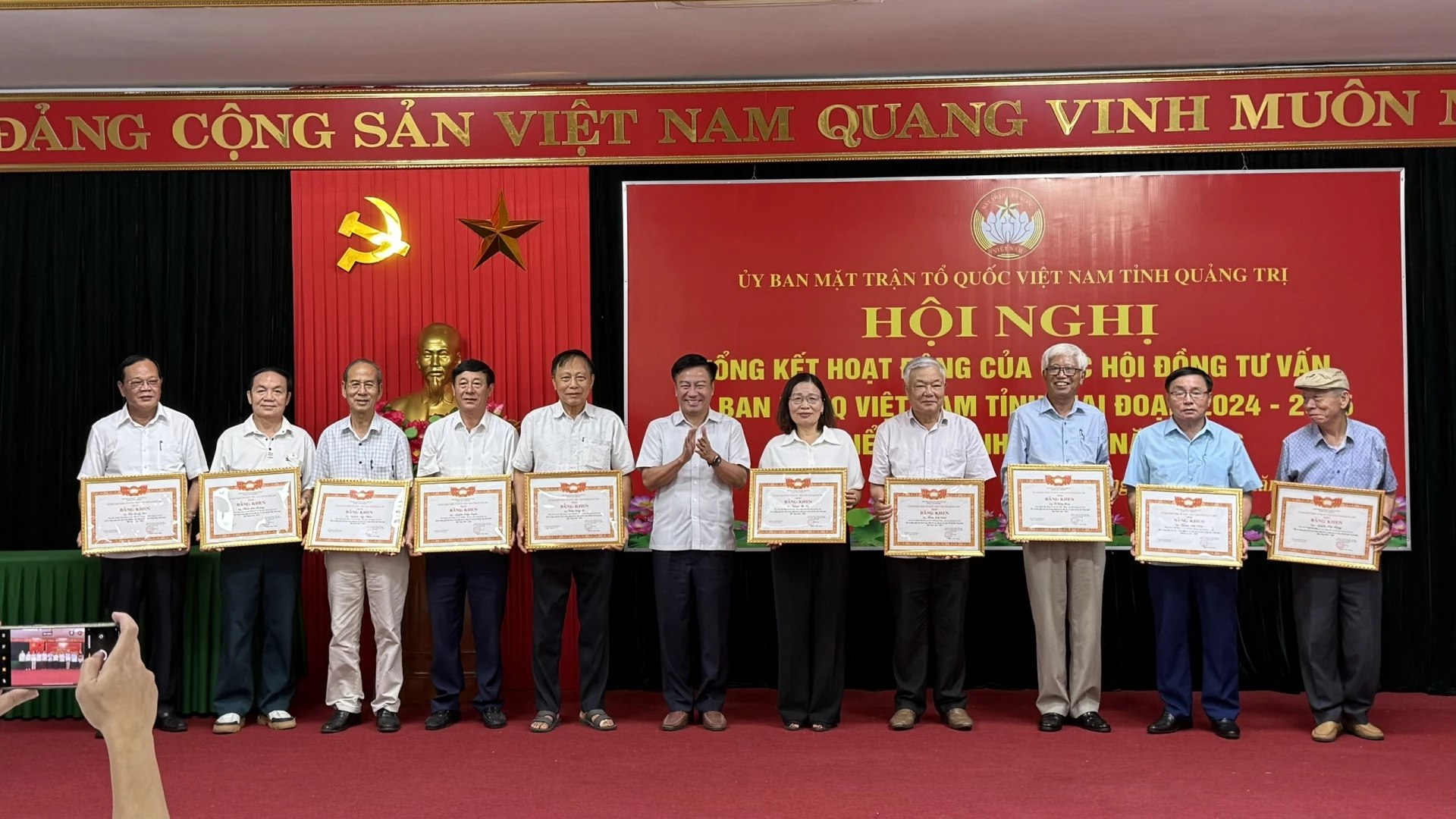 Đồng chí Đào Mạnh Hùng, Ủy viên Ban Thường vụ Tỉnh ủy, Phó Chủ tịch Thường trực Ủy ban MTTQ Việt Nam tỉnh tặng Bằng khen cho những cá nhân có có đóng góp tích cực trong công tác tư vấn của Ủy ban MTTQ Việt Nam tỉnh giai đoạn 2024 -2025 - Ảnh: NL