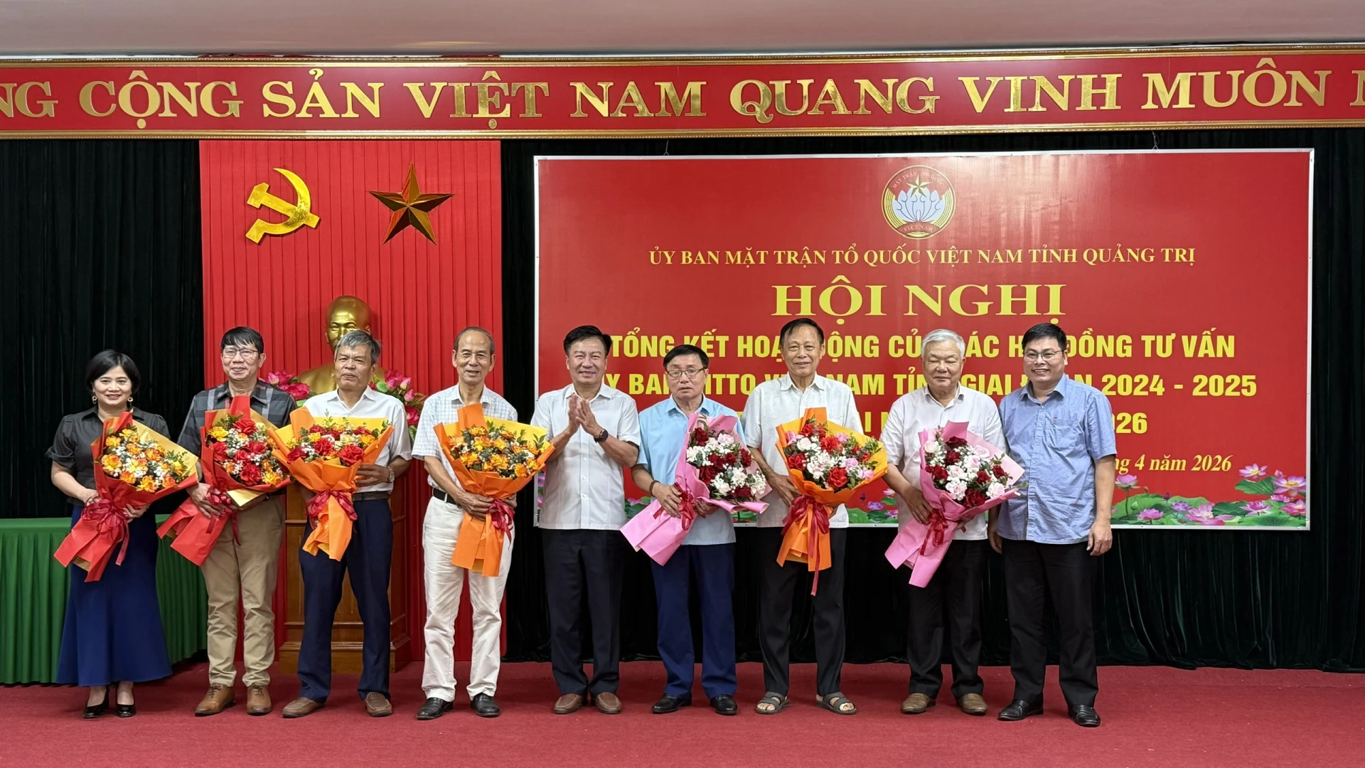 Lãnh đạo Ủy ban MTTQ Việt Nam tỉnh tặng hoa chia tay các thành viên không tham gia các Hội đồng tư vấn giai đoạn 2026 -2030 - Ảnh: NL