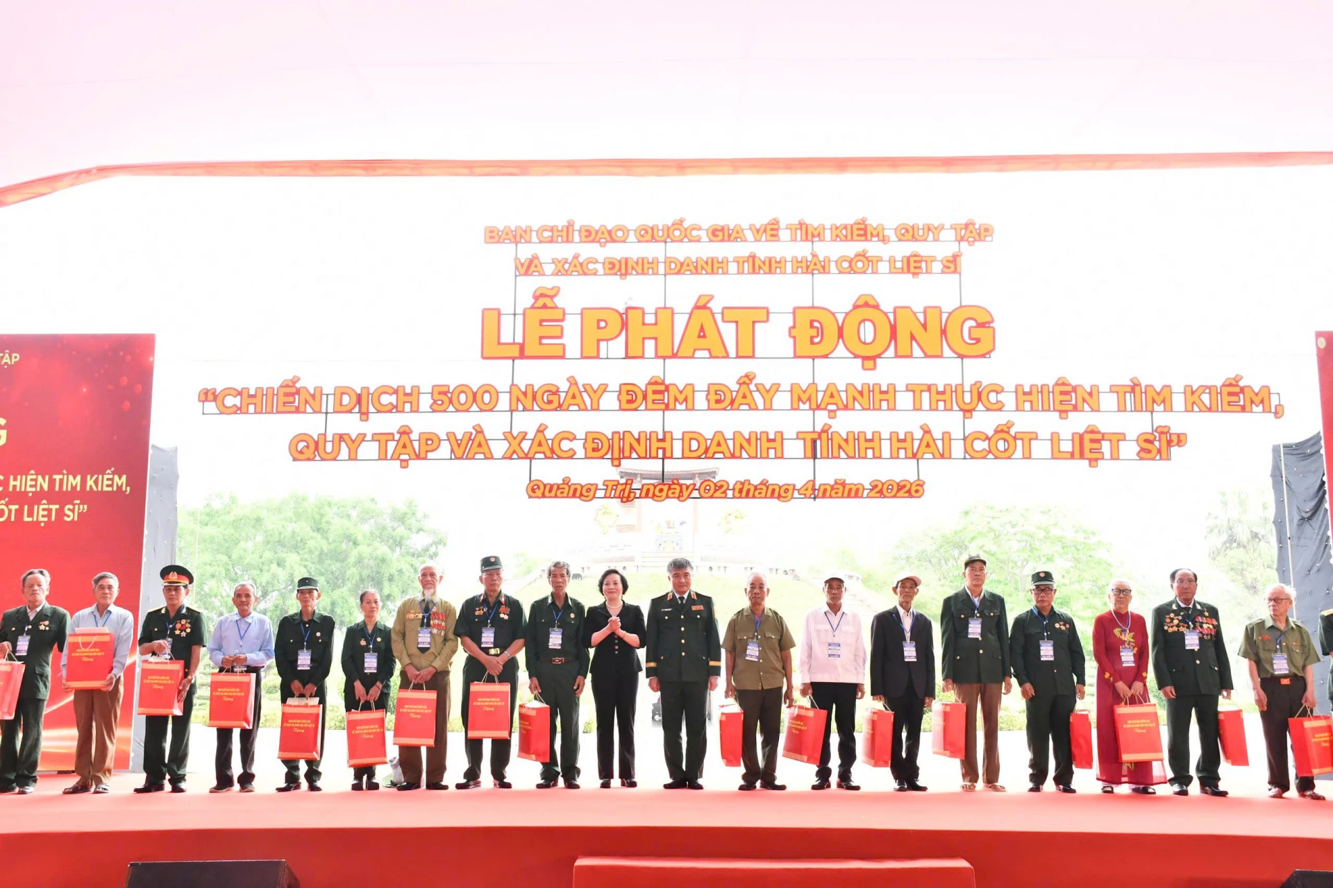 Đồng chí Phạm Thị Thanh Trà, Bí thư Trung ương Đảng, Phó Thủ tướng Chính phủ tặng quà cho các Anh hùng LLVT Nhân dân, thương, bệnh binh và gia đình chính sách - Ảnh: T.Đ