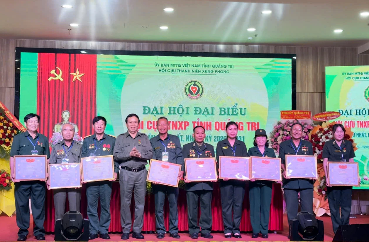 Trung ương Hội Cựu TNXP trao bằng khen cho các cá nhân - Ảnh: Thùy Trang