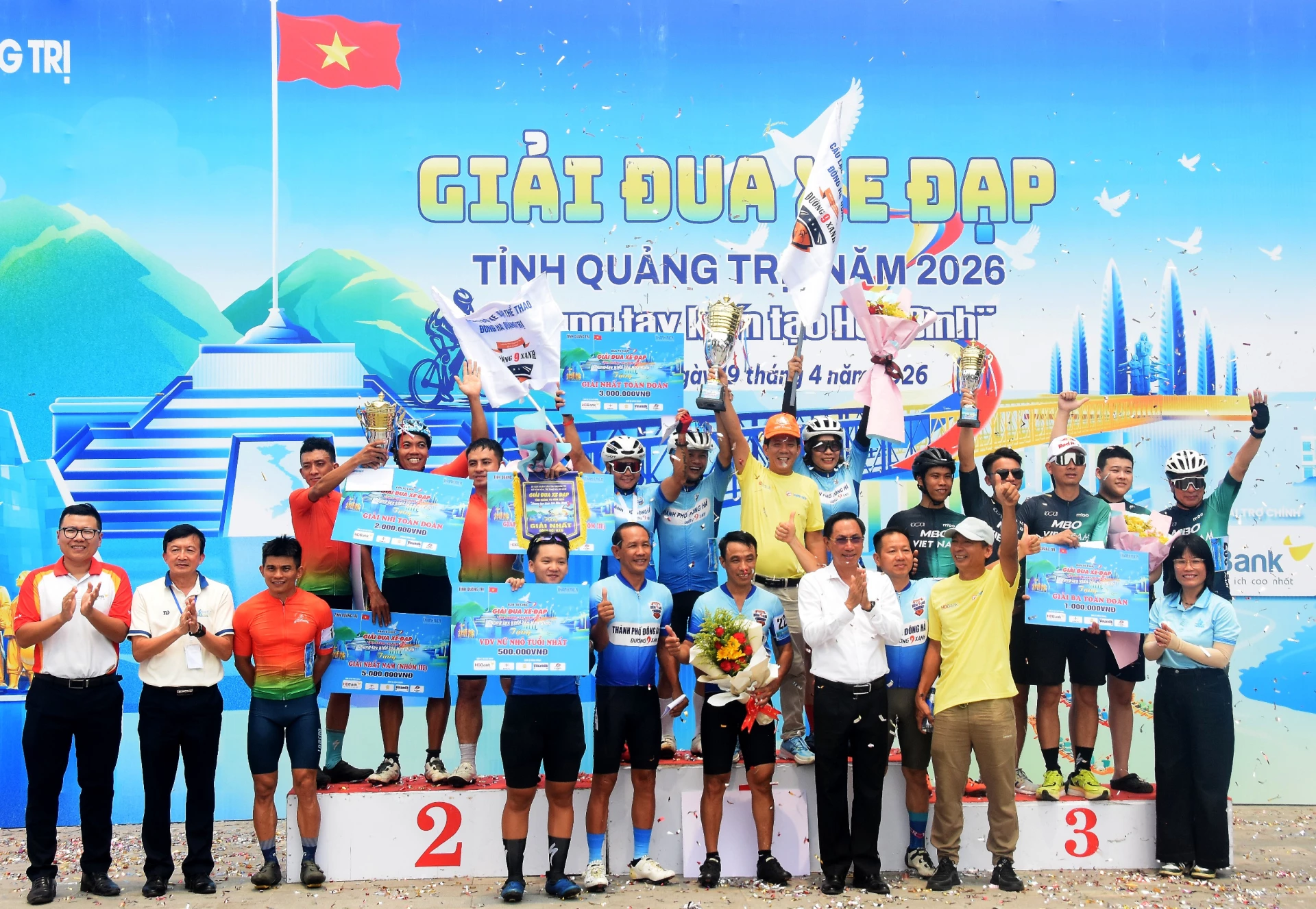 Ban Tổ chức trao giải Nhất, Nhì, Ba toàn đoàn - Ảnh: Đ.V