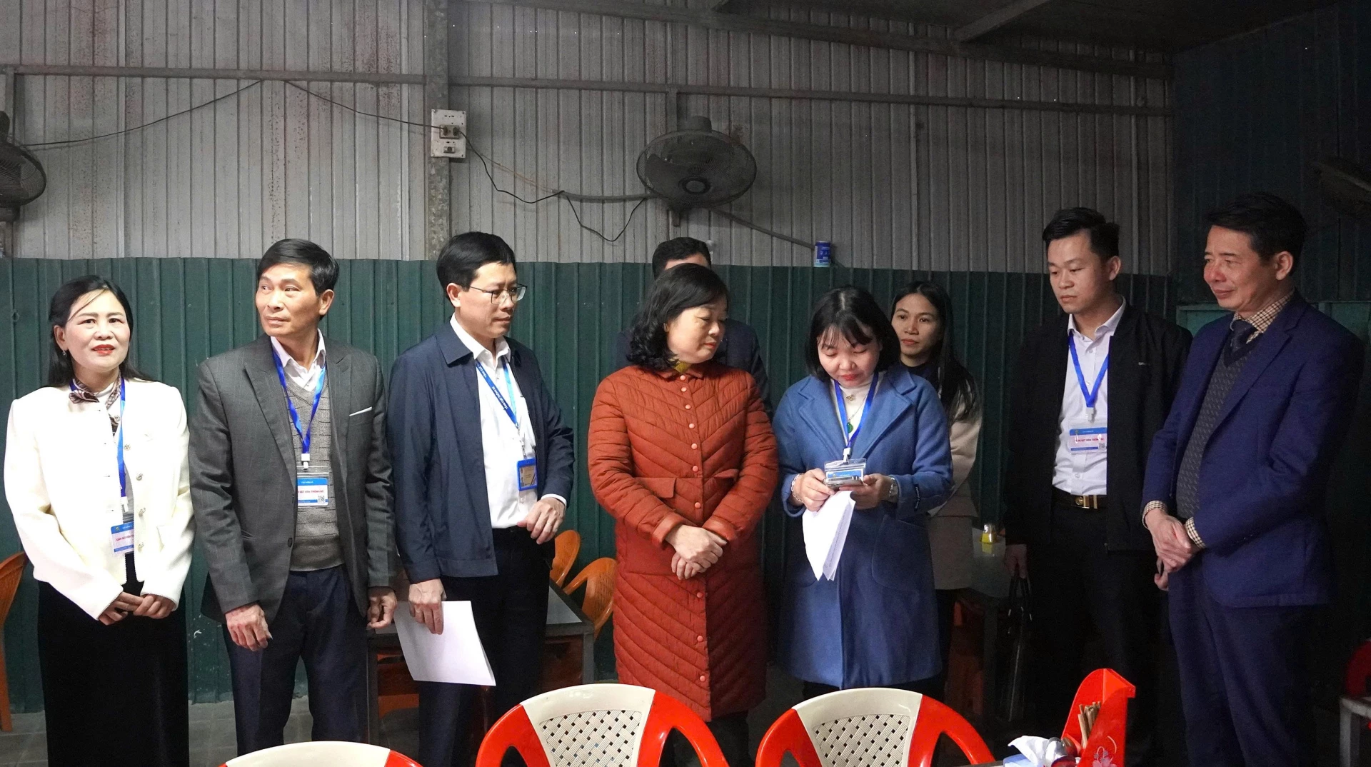 Đoàn công tác thực hiện điều tra kinh tế tại một số cơ sở kinh doanh cá thể trên địa bàn phường Đồng Hới - Ảnh: H.Tr