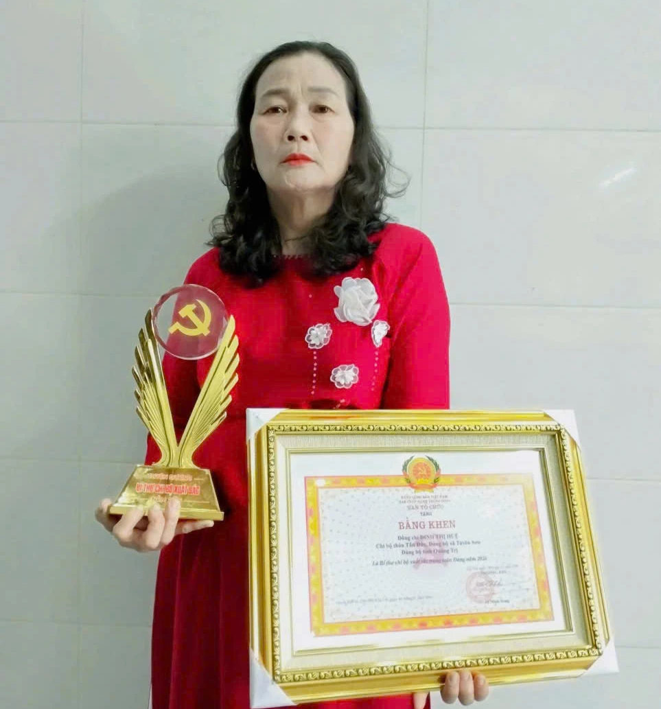 Bí thư Chi bộ thôn Tân Đức Đinh Thị Huệ