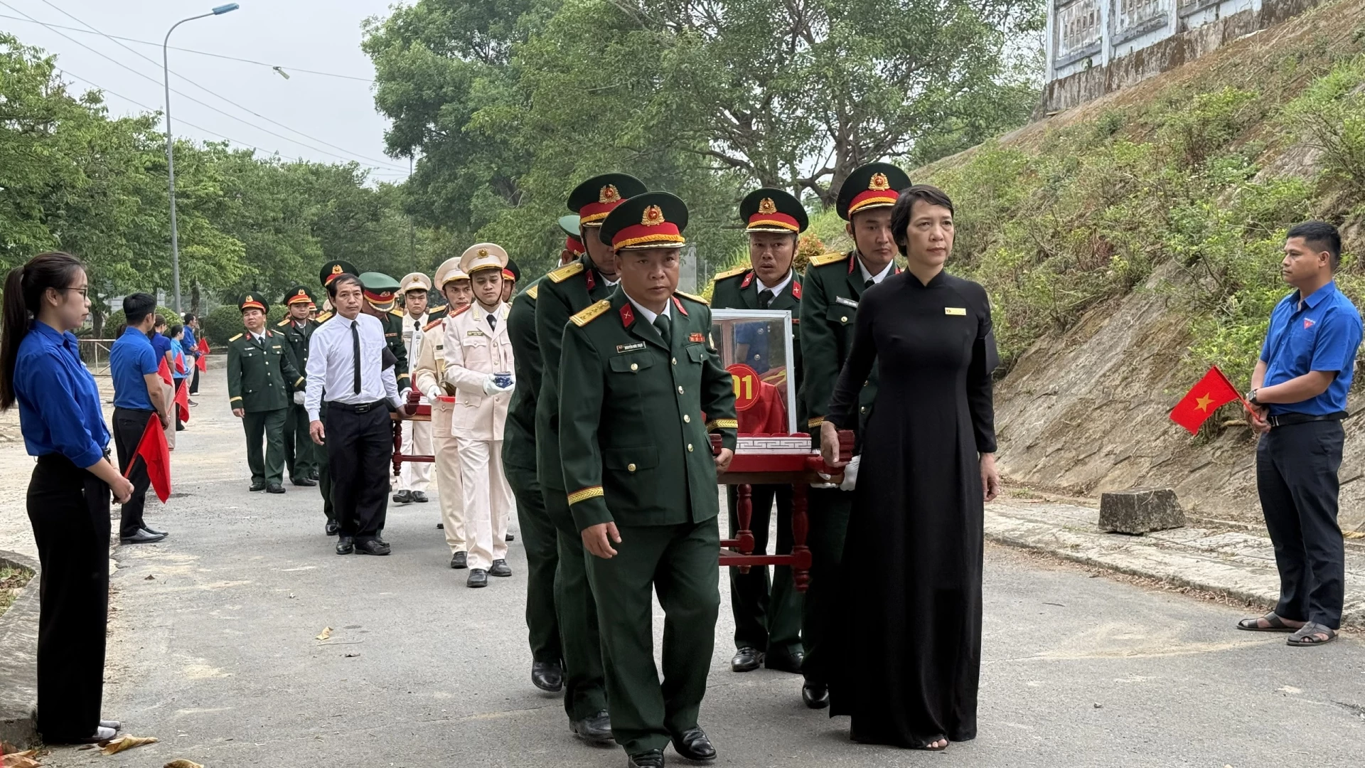 các đại biểu đưa hài cốt liệt sĩ đến nơi an nghỉ tại Nghĩa trang Liệt sĩ Khe Sanh - Ảnh: Hoàng Hùng