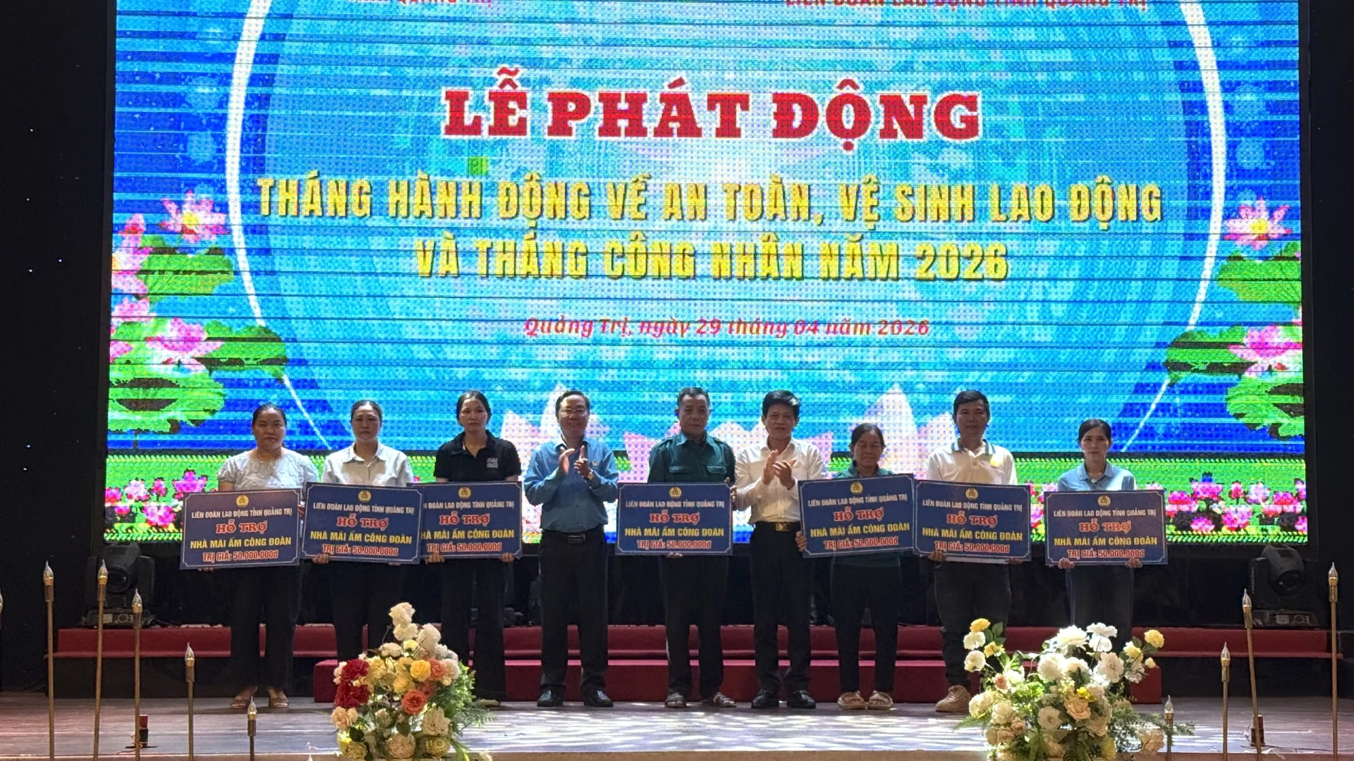 Trao tượng trưng kinh phí hỗ trợ xây dựng 7 nhà “Mái ấm Công đoàn” cho các đoàn viên khó khăn về nhà ở