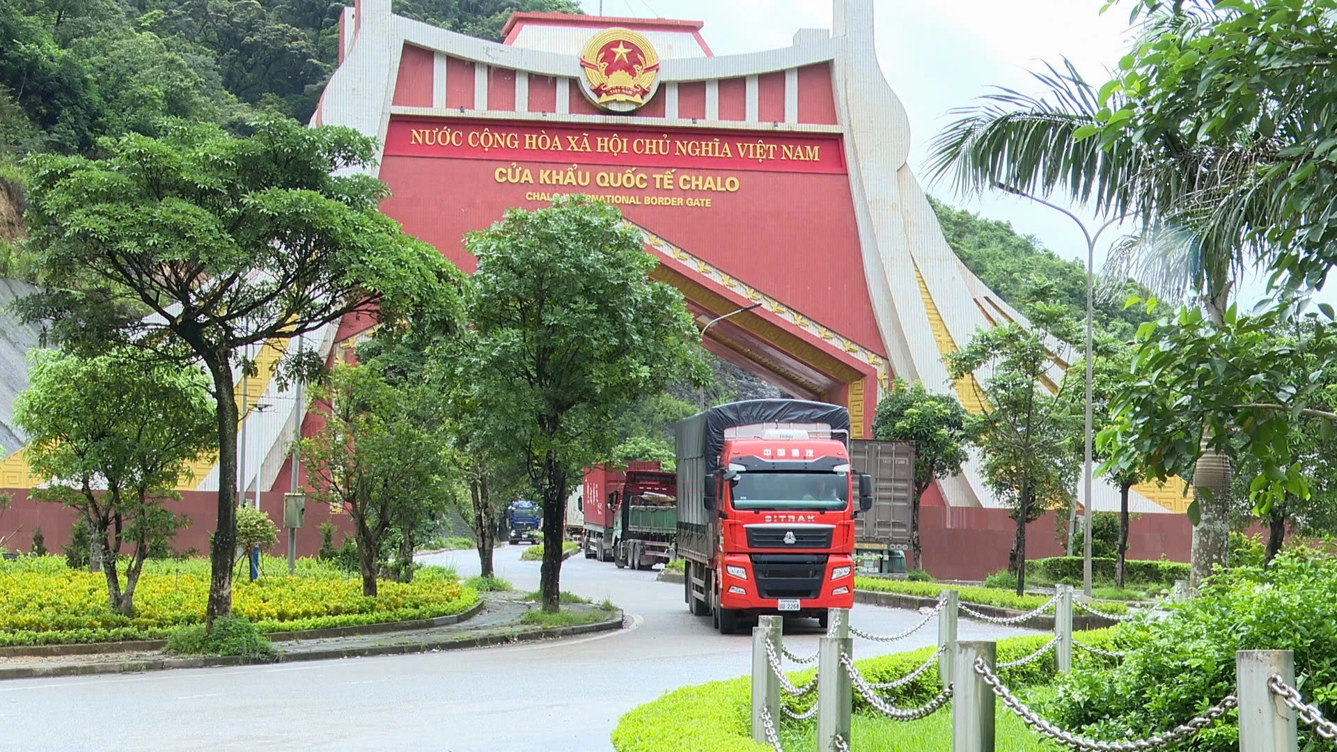 Hoạt động thương mại biên giới Việt-Lào tiếp tục được duy trì ổn định - Ảnh: Q.V