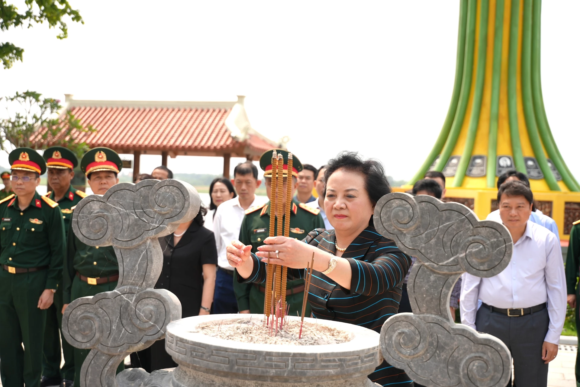 Đồng chí Phạm Thị Thanh Trà, Bí thư Trung ương Đảng, Phó Thủ tướng Chính phủ, Trưởng Ban chỉ đạo quốc gia dâng hương tri ân các anh hùng liệt sĩ - Ảnh: T.Đ