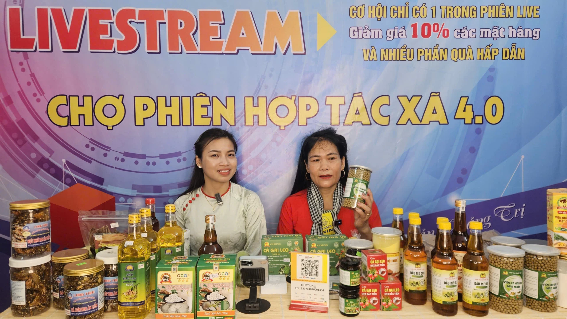 Giới thiệu các sản phẩm trên chợ phiên livestream - Ảnh: H.T