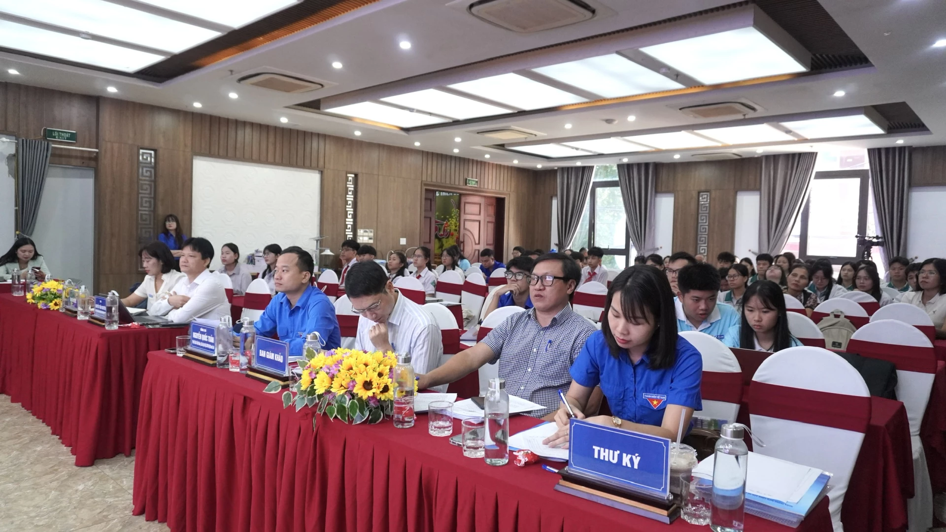 Bam giám khảo tại cuộc thi - Ảnh: H.T