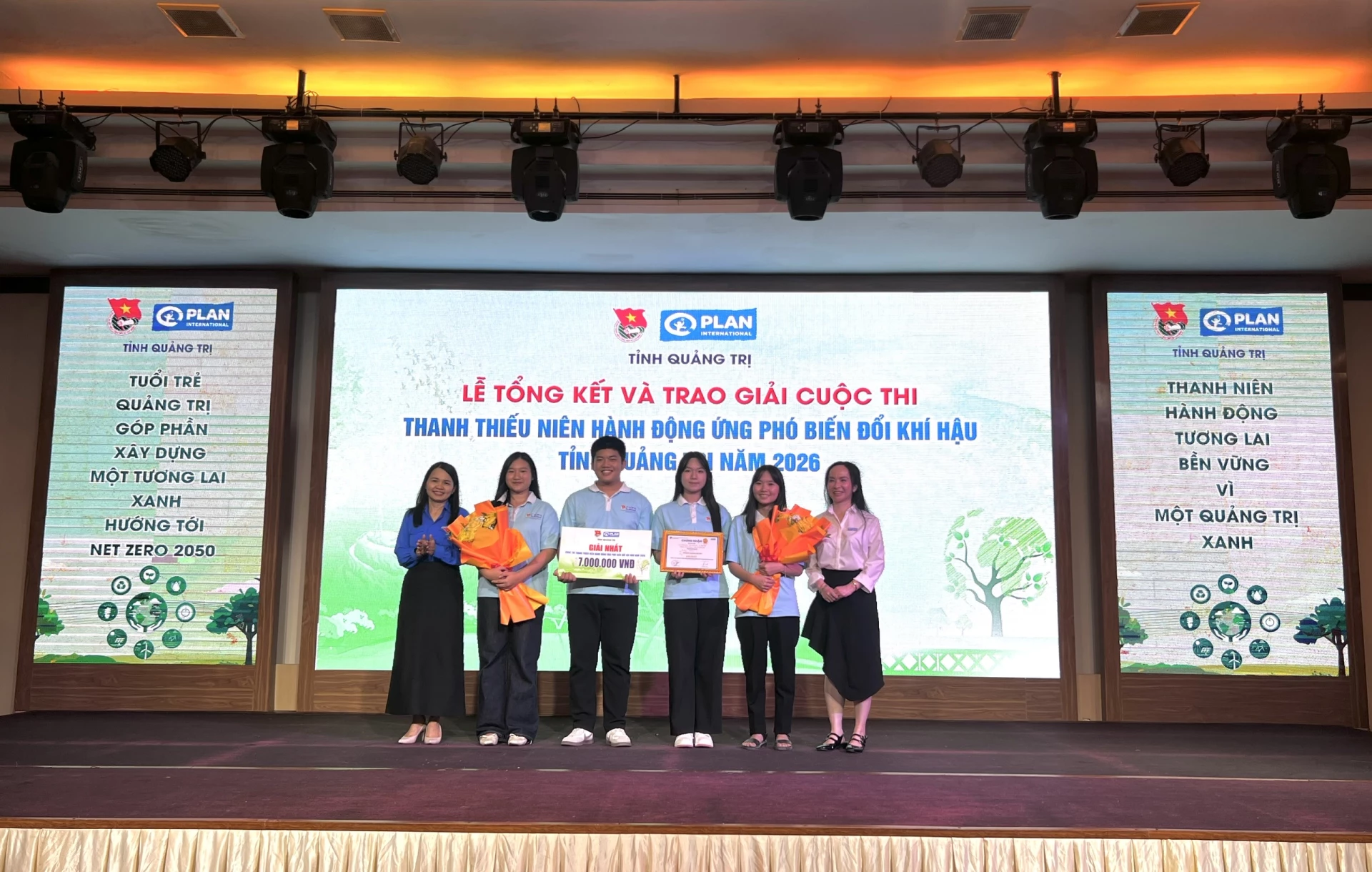 Ban tổ chức trao giải nhất cho dự án Website Carbon Life Sim - Ảnh: H.T