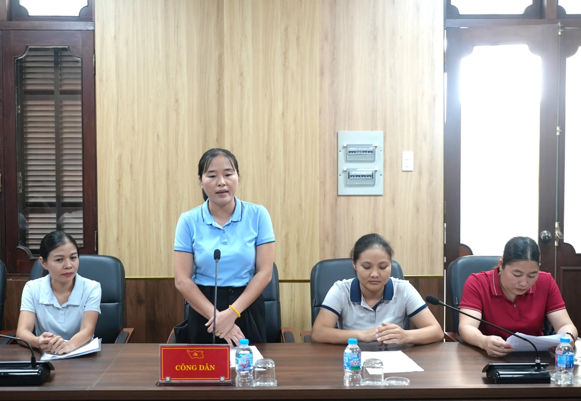 Các công dân tham gia phiên tiếp dân của đồng chí Nguyễn Văn Phương, Bí thư Tỉnh ủy - Ảnh: T.Đ