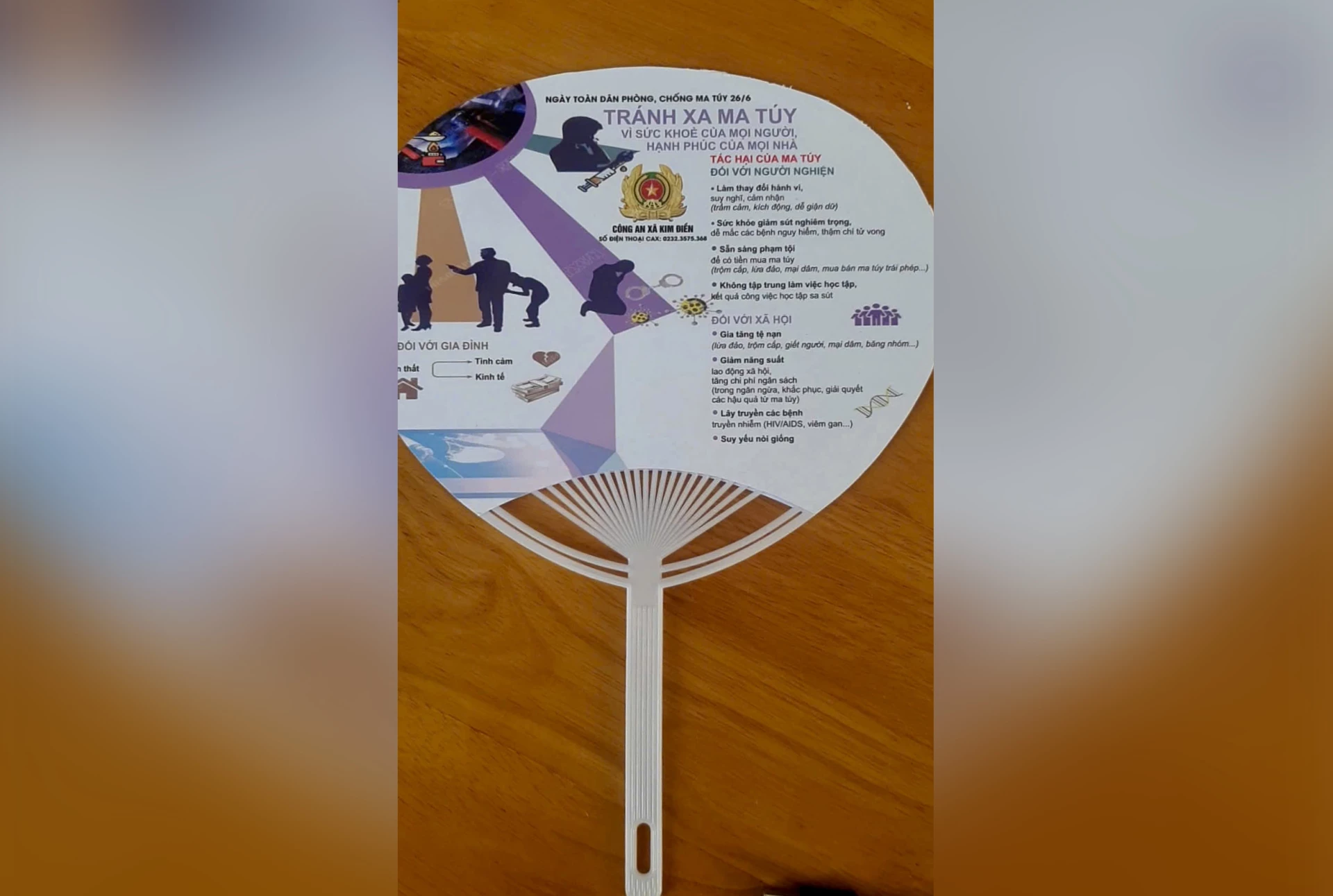 Những chiếc quạt tay in nội dung tuyên truyền phòng, chống tội phạm và tệ nạn xã hội - Ảnh: H.N