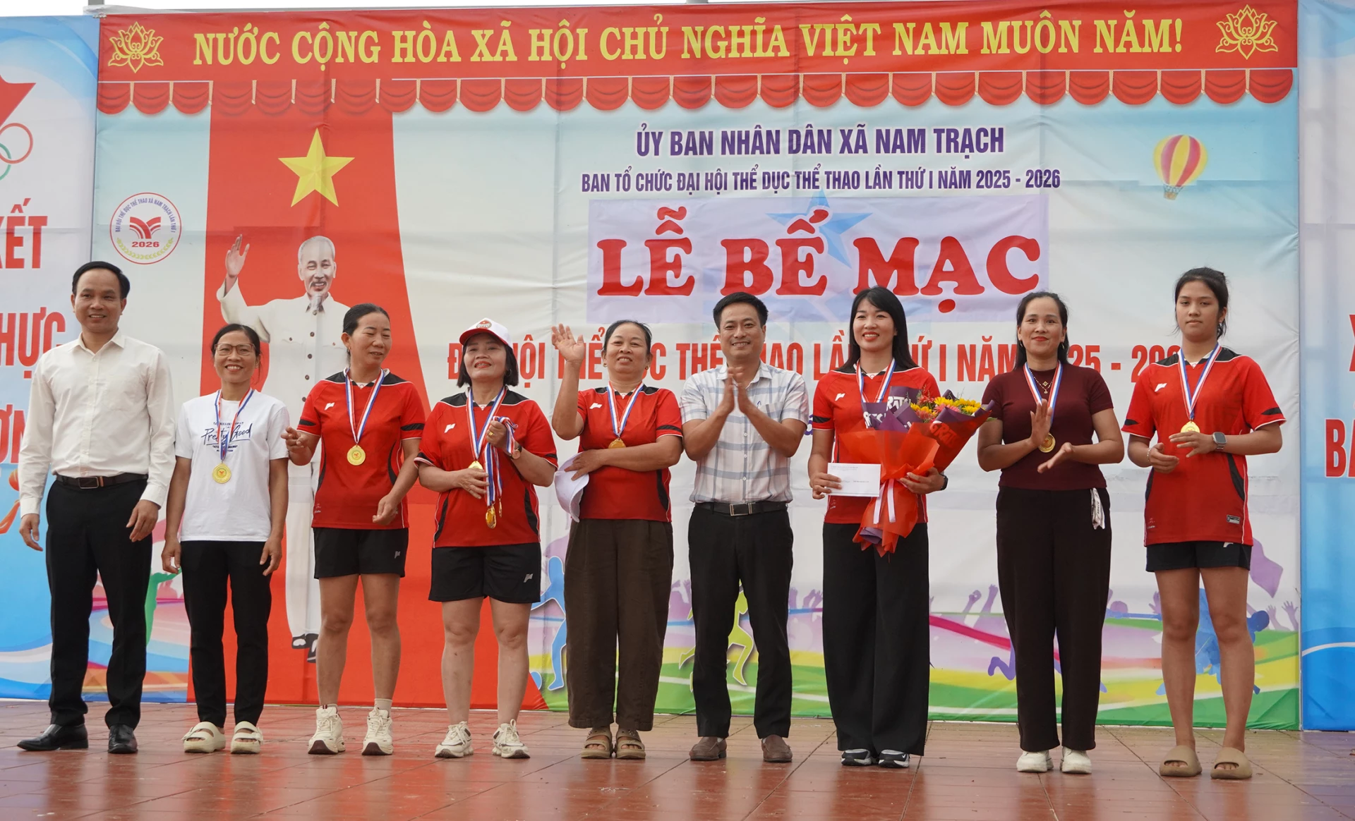 Ban Tổ chức trao huy chương vàng kéo co nữ cho cụm Lý Trạch - Ảnh: L.M