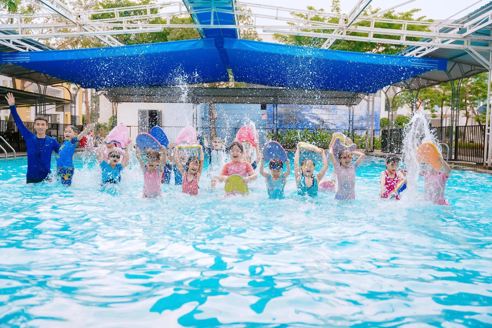 Lớp học bơi lội-Ảnh D.H