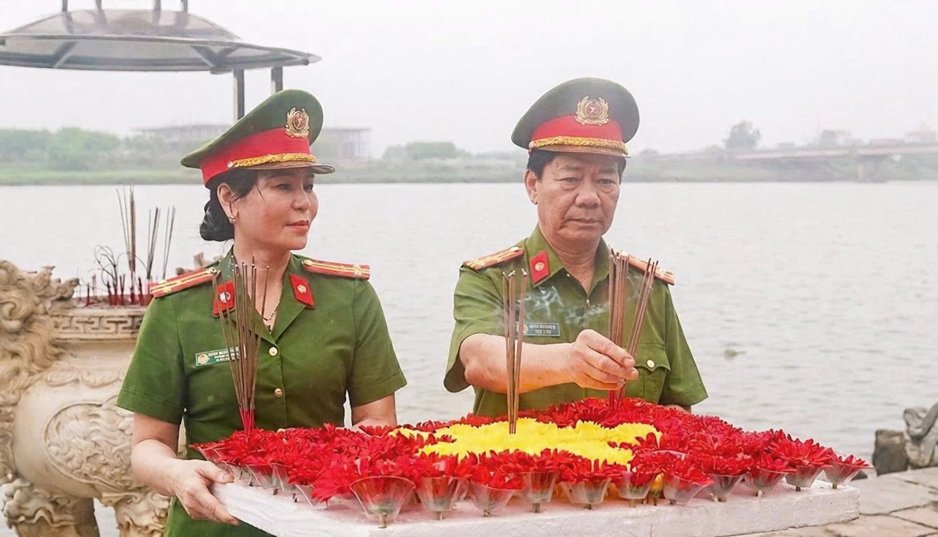 Đồng chí đại tá Lê Phương Nam, Phó Giám đốc Công an tỉnh và lãnh đạo Phòng Cảnh sát Quản lý hành chính về trật tự xã hội dâng hoa, dâng hương tri ân các anh hùng liệt sĩ trên sông Thạch Hãn - Ảnh: L.P.N