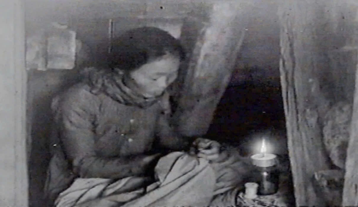 Hình ảnh mẹ Diệm vá cờ trong những năm tháng đất nước chia cắt đôi miền -Ảnh tư liệu