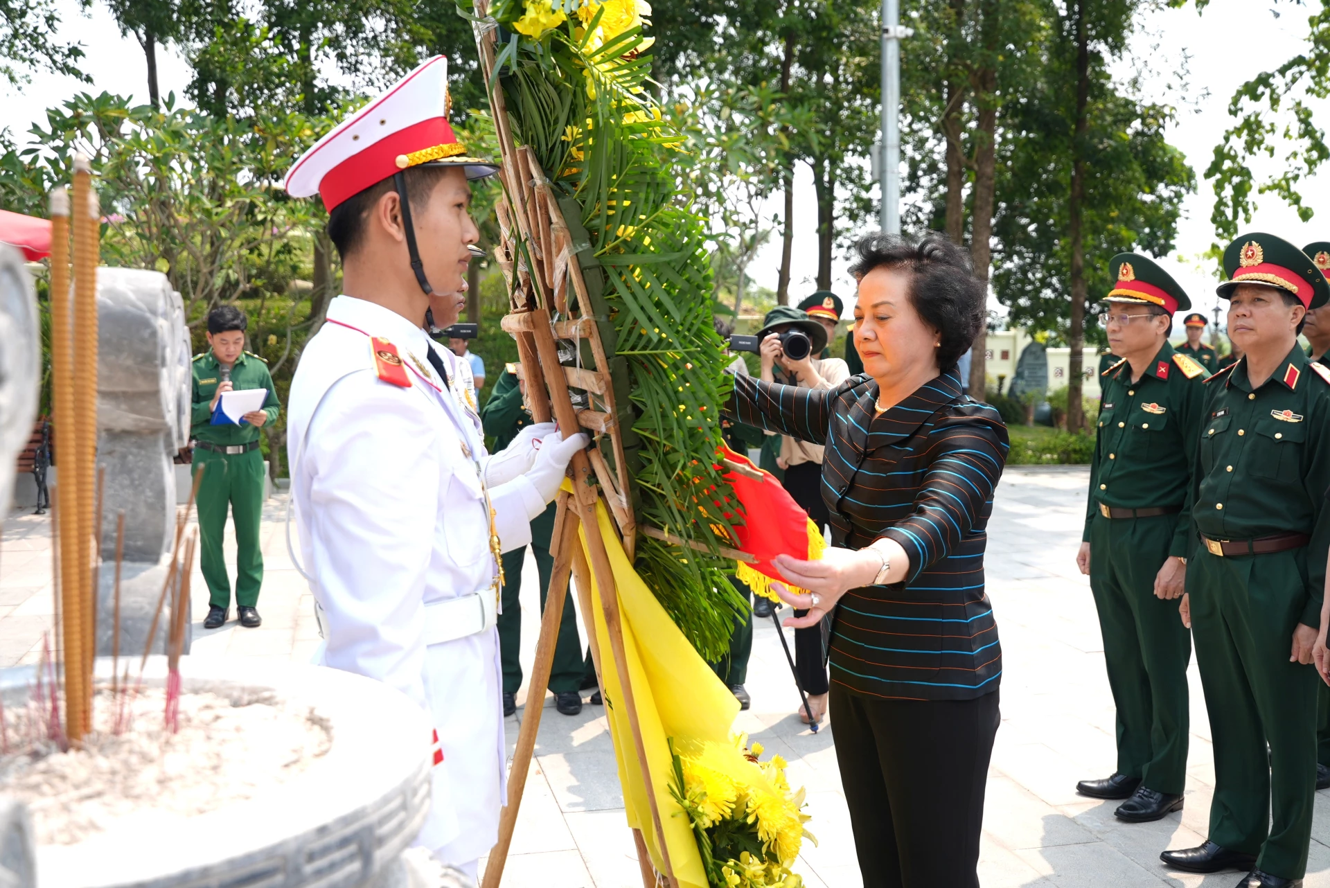 Đồng chí Phạm Thị Thanh Trà, Bí thư Trung ương Đảng, Phó Thủ tướng Chính phủ, Trưởng Ban chỉ đạo quốc gia chỉnh trang vòng hoa trước khi dâng hoa - Ảnh: T.Đ