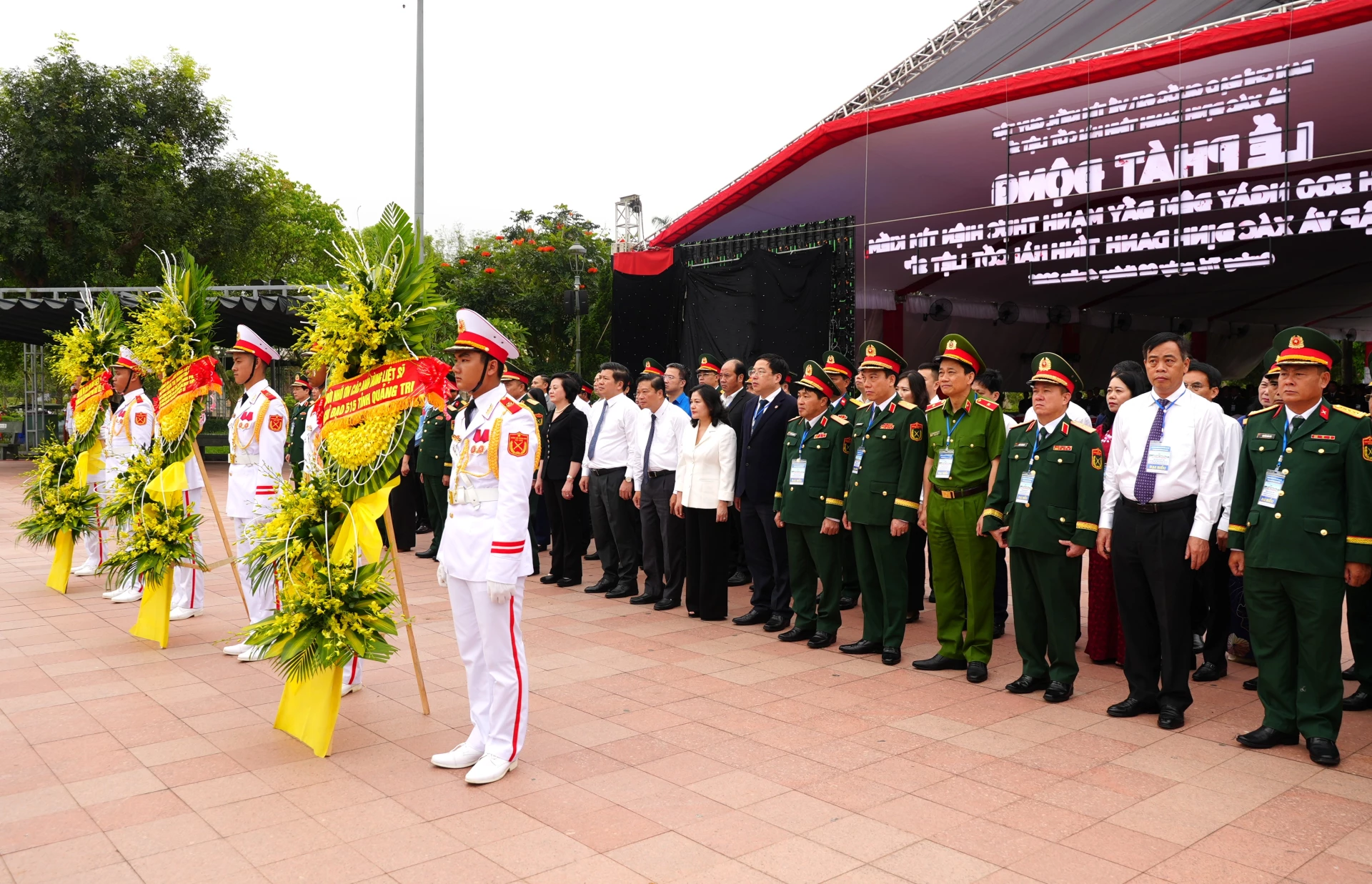 Quang cảnh lễ dâng hương, dâng hoa tại Thành cổ Quảng Trị - Ảnh: T.Đ