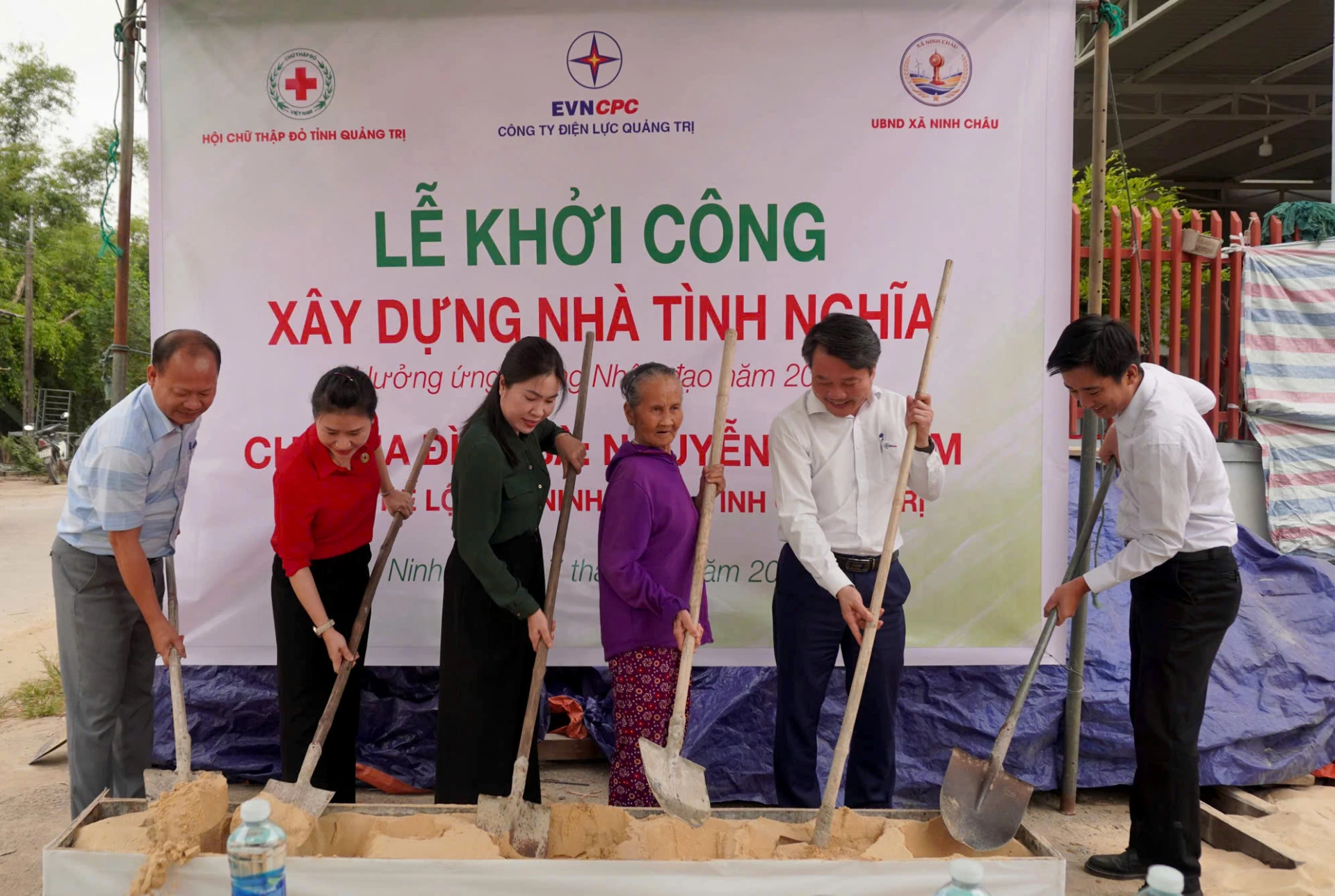Các đại biểu thực hiện nghi thức khởi công xây dựng nhà tình nghĩa - Ảnh: H.T