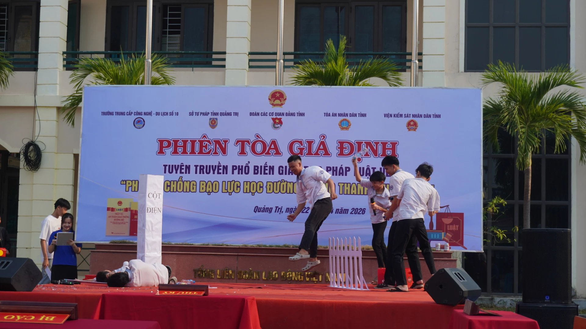 Hoạt cảnh tái hiện hành vi vi phạm giả định - Ảnh: H.T