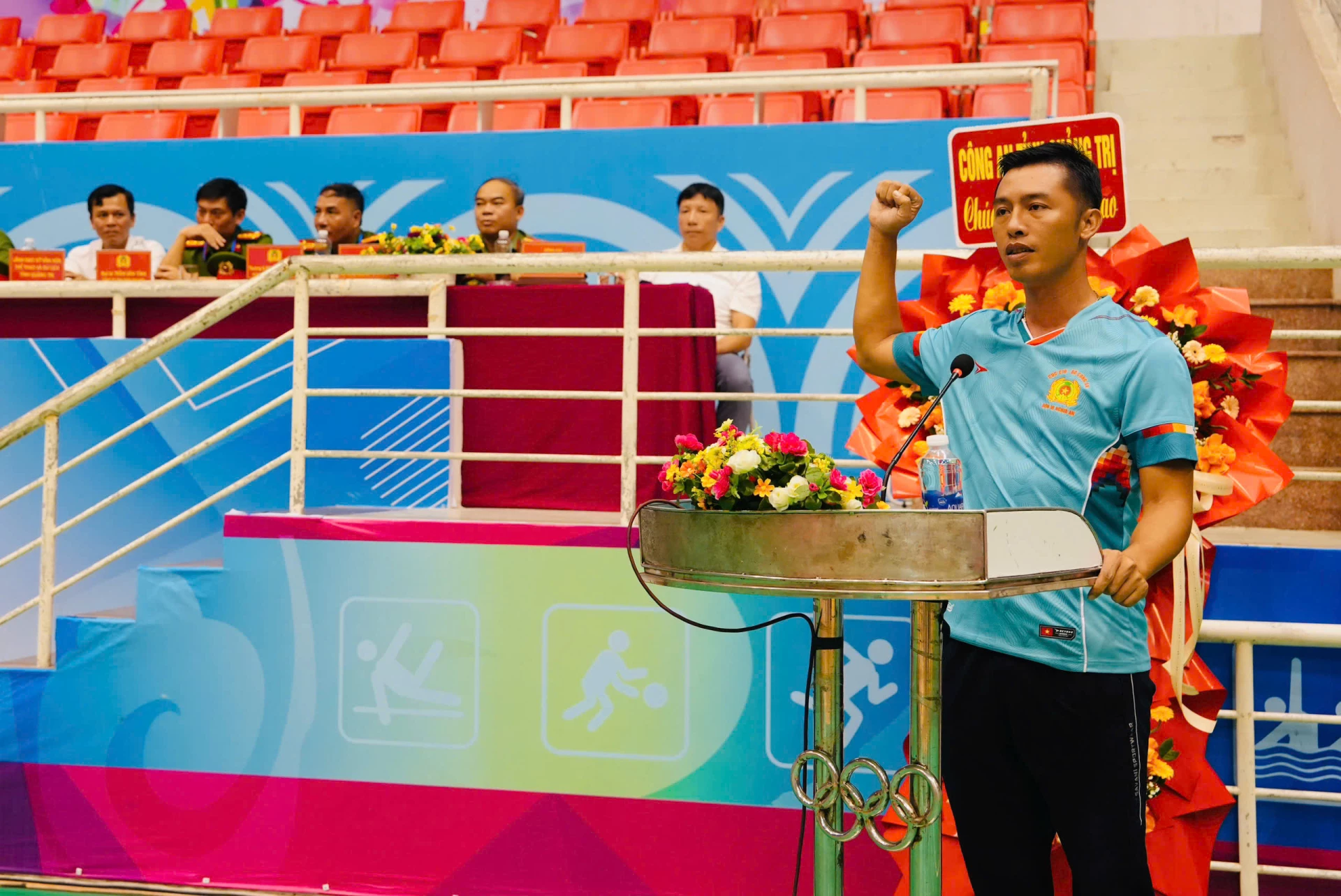 Đại diện vận động viên thực hiện nghi thức tuyên thệ, thể hiện tinh thần thi đấu đoàn kết, trung thực và cao thượng - Ảnh: Mỹ Nhị