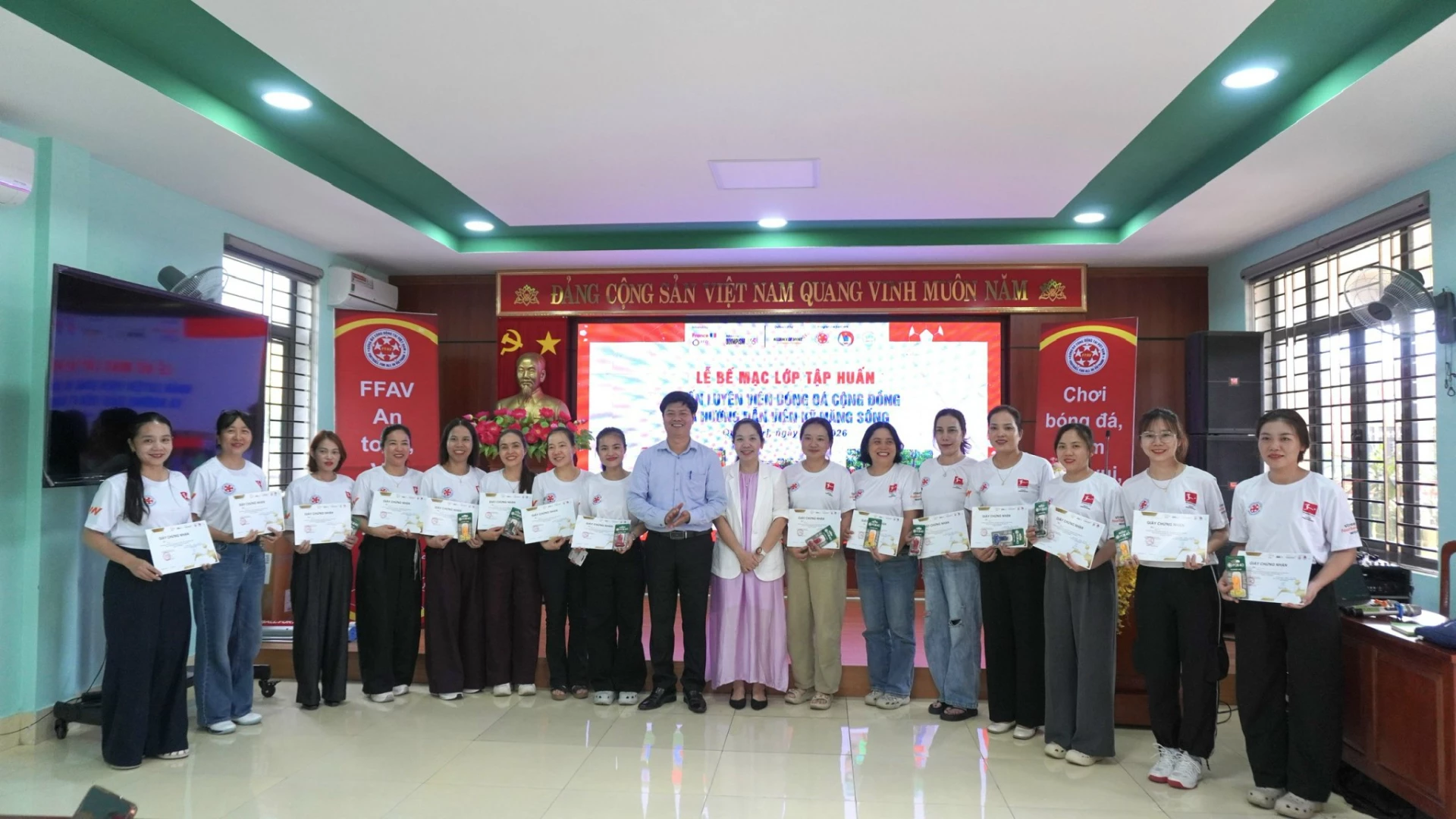 Ban tổ chức trao giấy chứng nhận hoàn thành khóa học cho các học viên - Ảnh: H.T