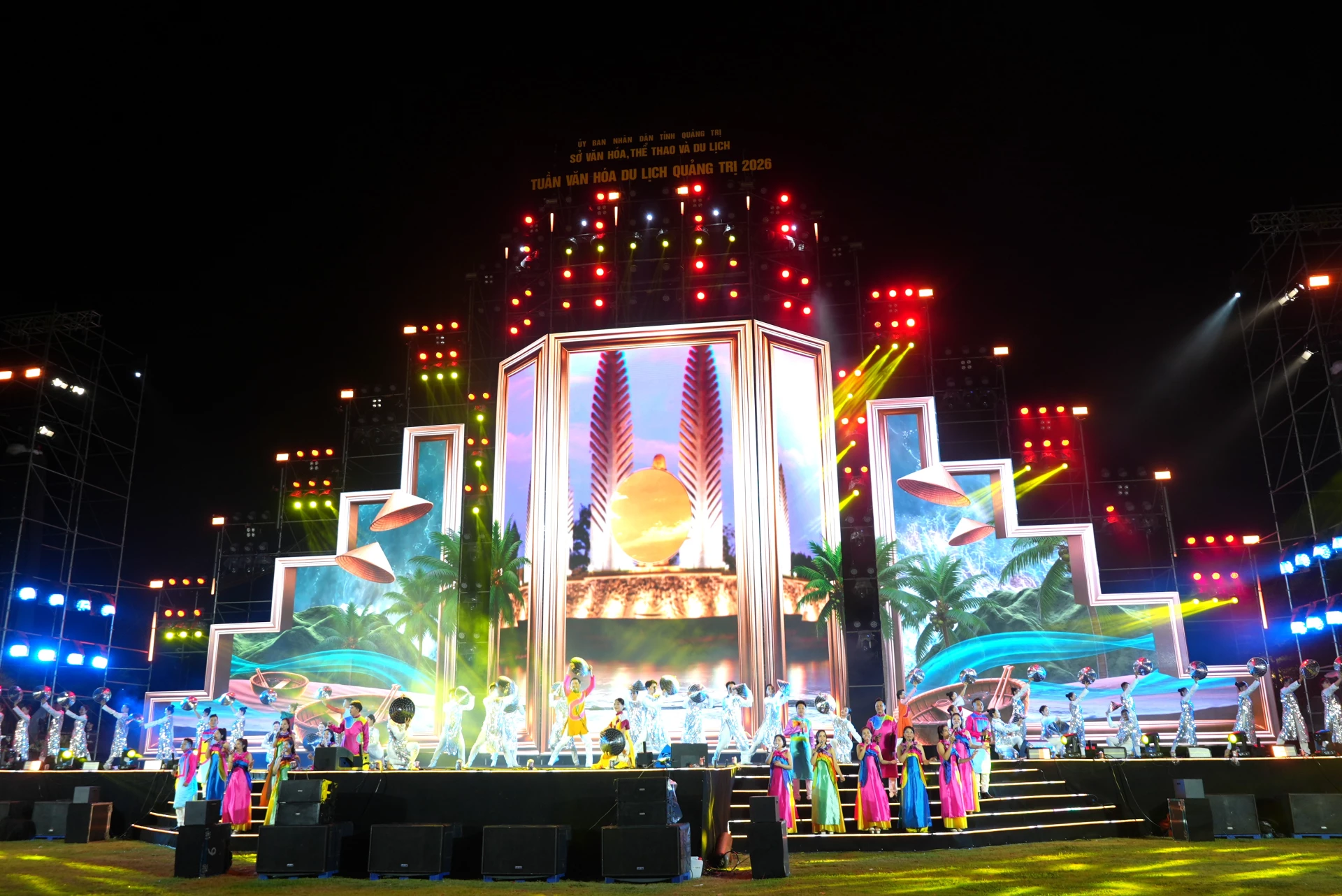 Chương trình mở màn với những tiết mục nghệ thuật được dàn dựng công phu - Ảnh: T.Đ