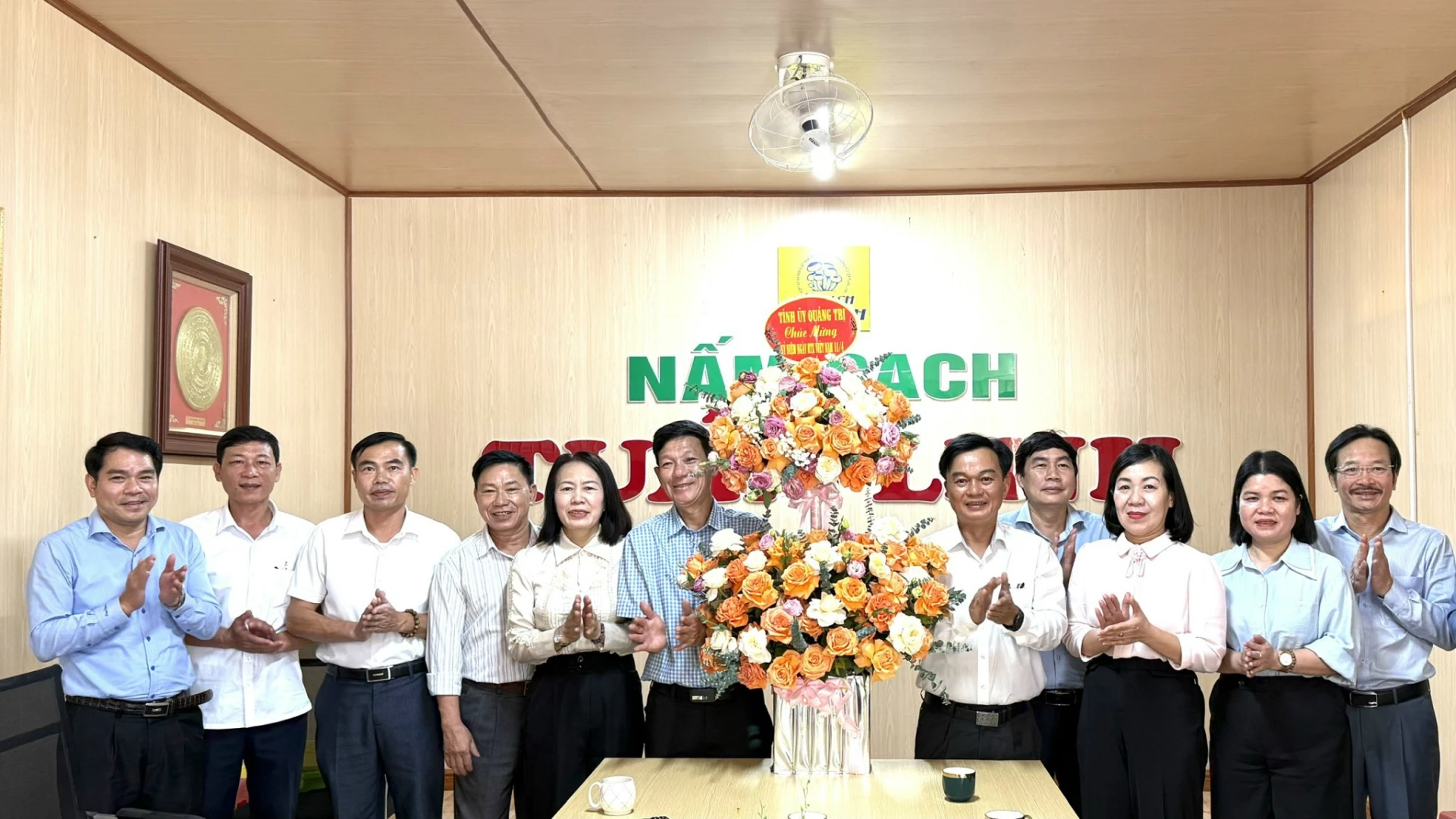 Đồng chí Nguyễn Chiến Thắng, Phó Bí thư Tỉnh ủy, Chủ tịch Ủy ban MTTQ Việt Nam tỉnh tặng hoa chúc mừng HTX Sản xuất nấm sạch và kinh doanh nông nghiệp Tuấn Linh - Ảnh: NL