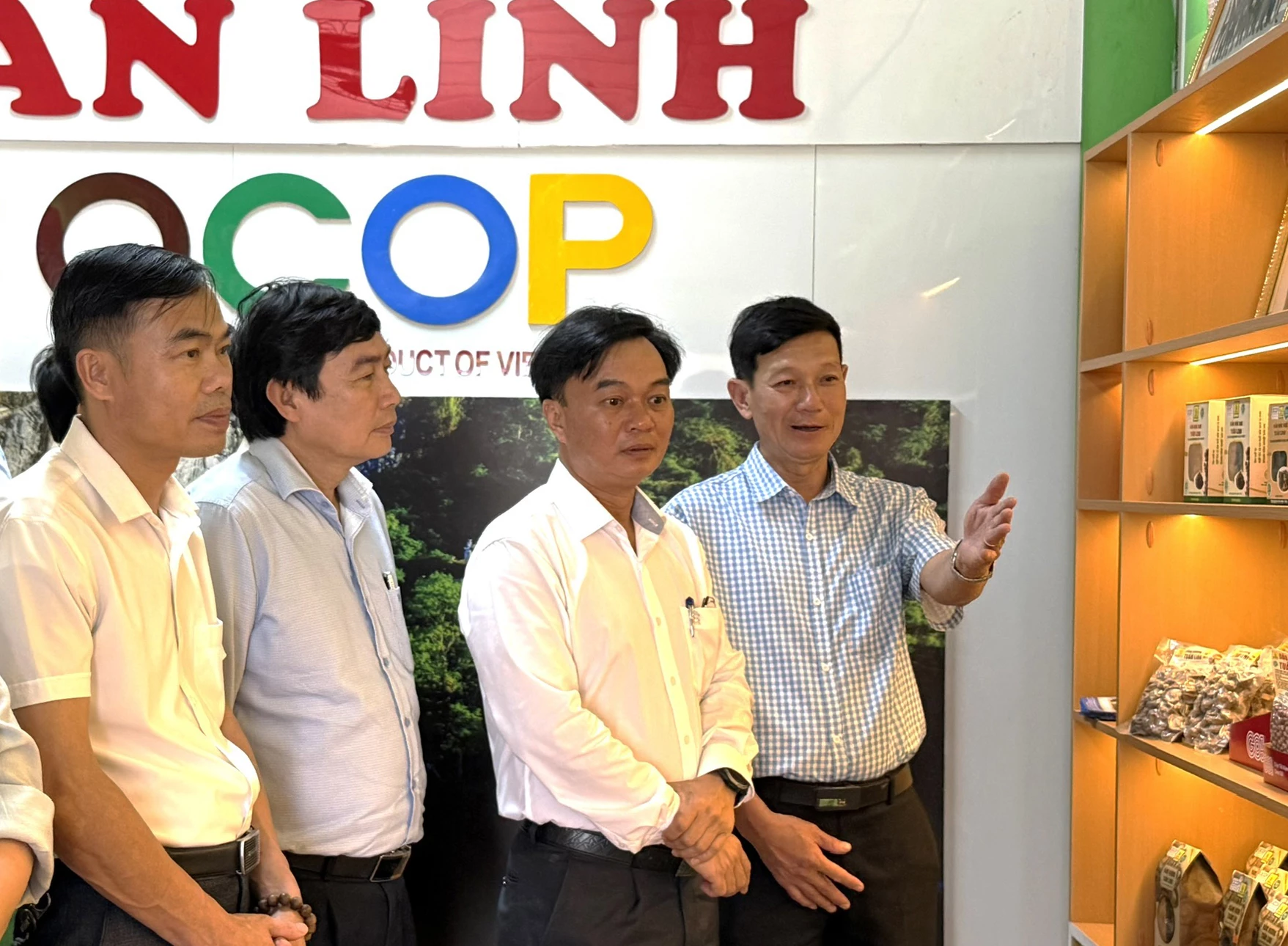 Đồng chí Nguyễn Chiến Thắng, Phó Bí thư Tỉnh ủy, Chủ tịch Ủy ban MTTQ Việt Nam tỉnh tham quan gian trưng bày một số sản phẩm của HTX sản xuất nấm sạch và kinh doanh nông nghiệp Tuấn Linh - Ảnh: N.L