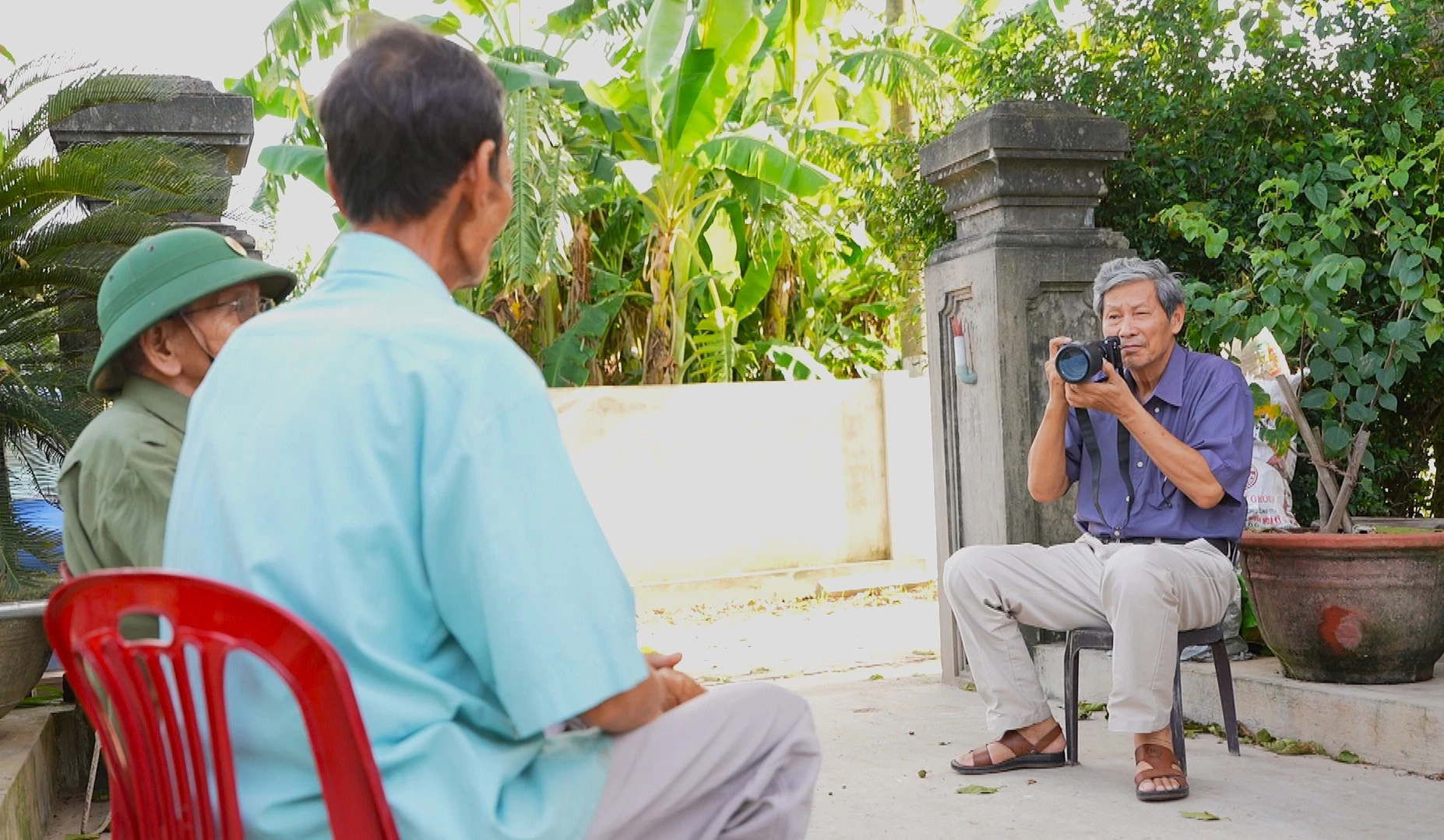 Nhà báo, NSNA Chu Chí Thành gặp gỡ người dân xã Triệu Cơ -Ảnh: T.T