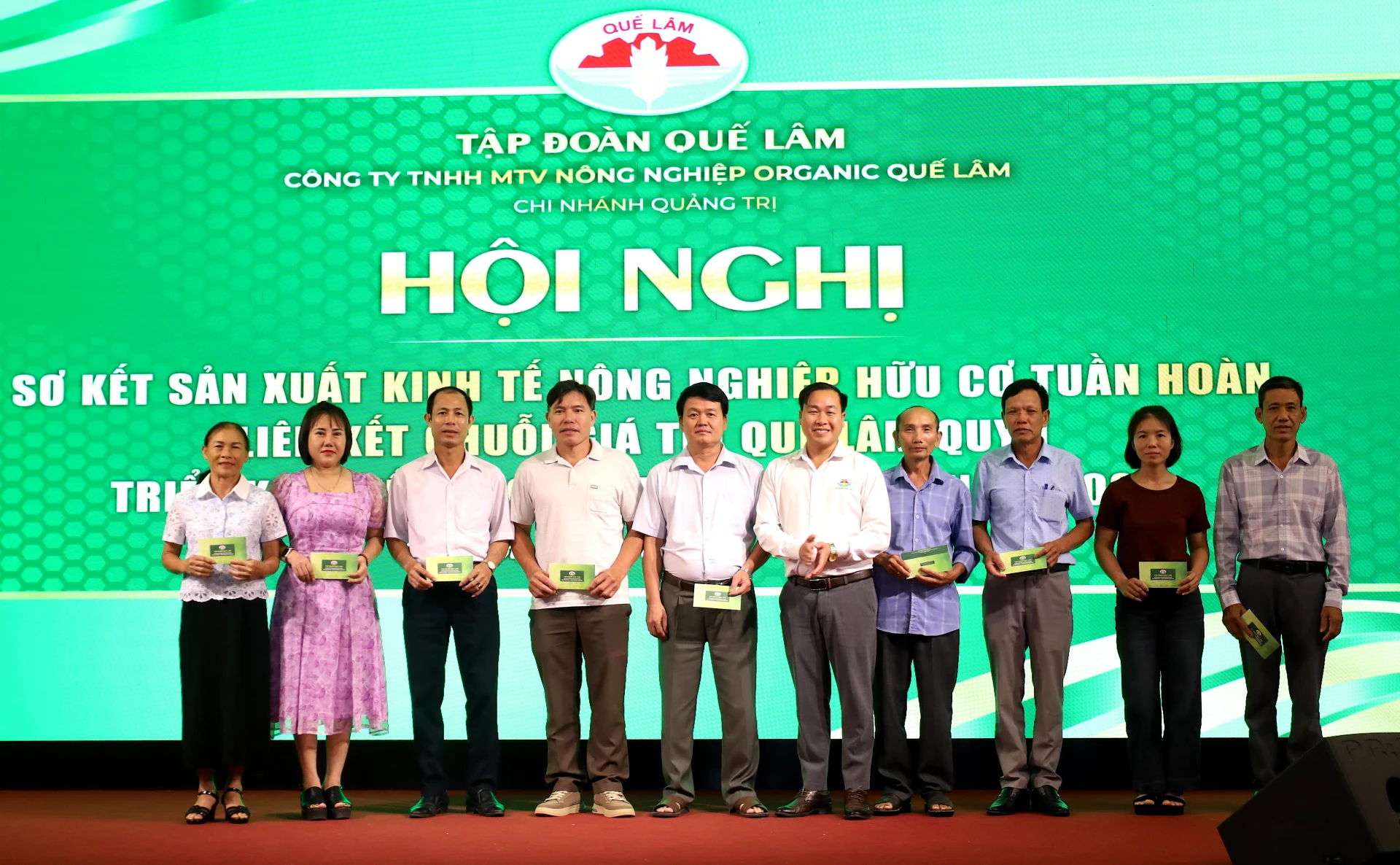 Trao thưởng cho các nông dân sản xuất theo chuỗi giá trị Quế Lâm đạt thành tích cao - Ảnh: Quang Ngọc