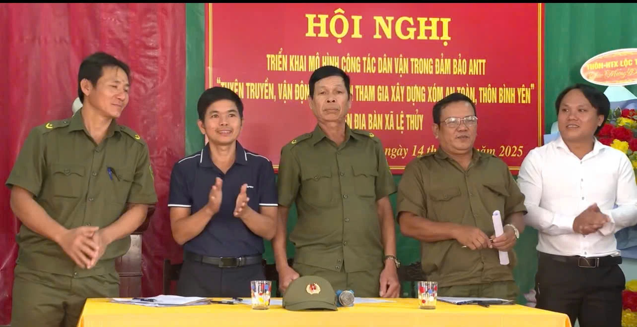 Ký cam kết triển khai mô hình điểm về “Tuyên truyền vận động Nhân dân tham gia xây dựng xóm an toàn, thôn bình yên” tại xã Lệ Thủy - Ảnh T.H.