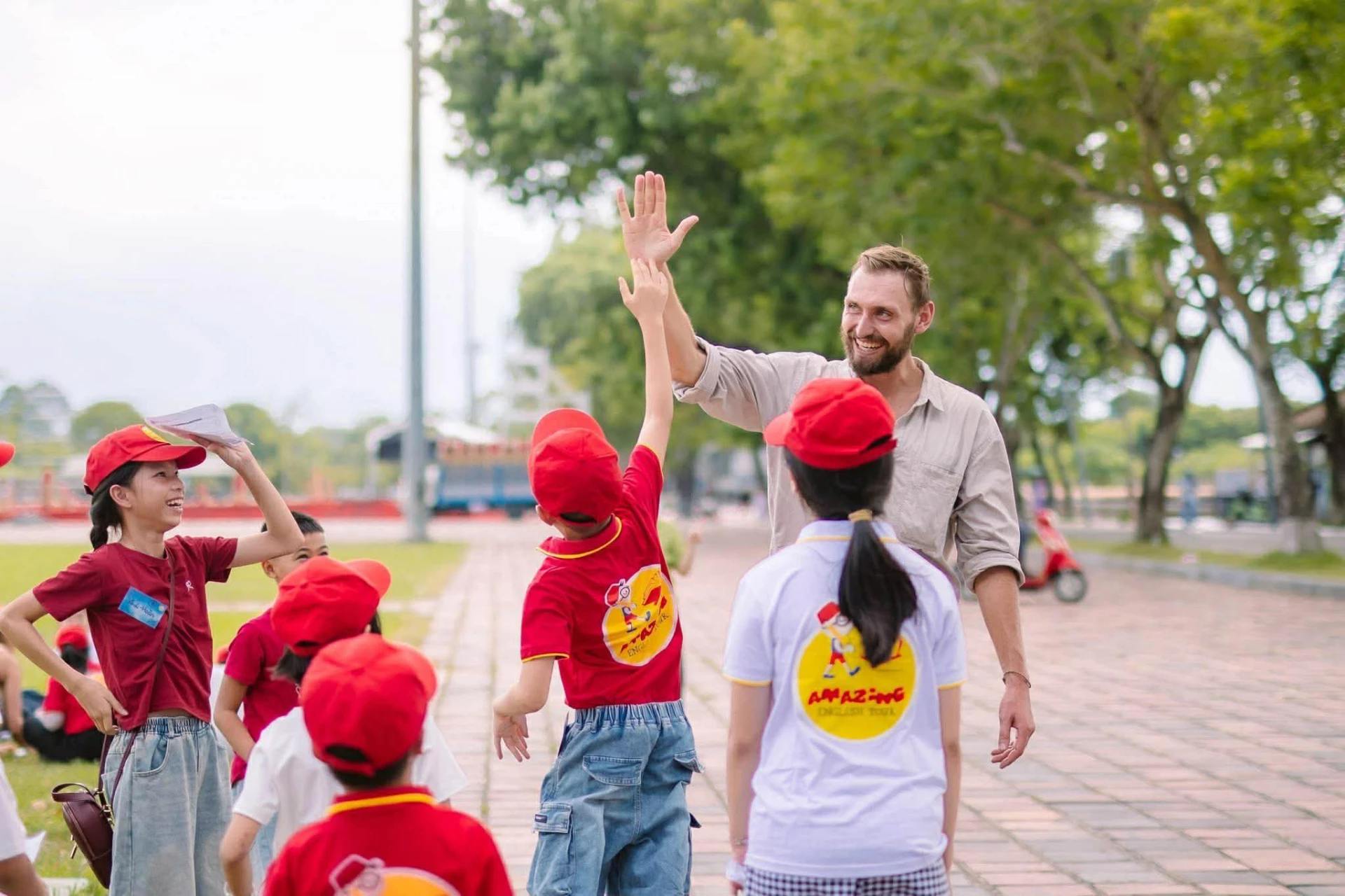 Các em học sinh tham gia tour giáo dục trải nghiệm trong nước của Amazing English Tour - Ảnh: NVCC