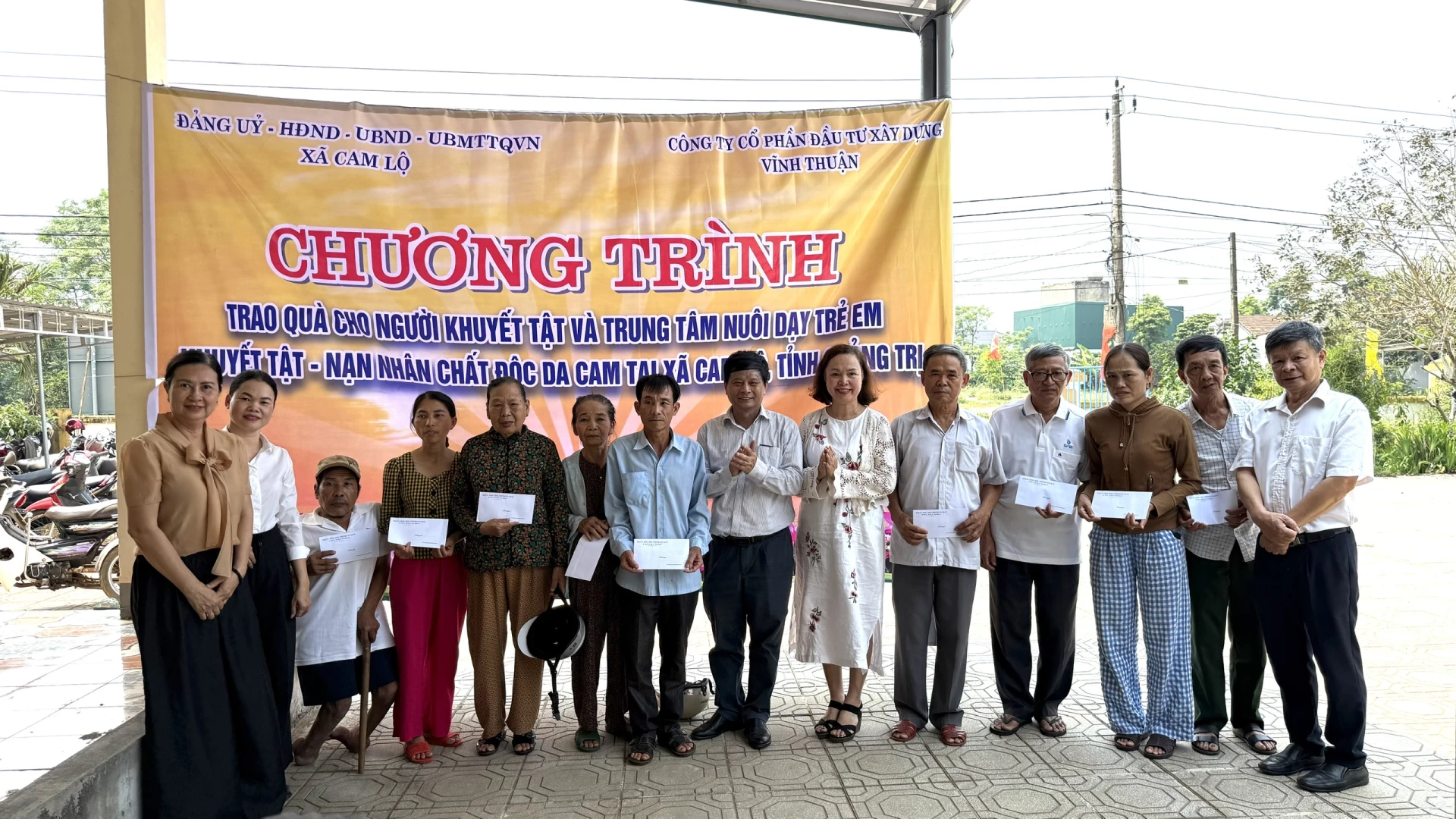 Những phần quà ý nghĩa giúp đỡ người khuyết tật có thêm niềm tin vượt qua những khó khăn -  Ảnh: Hoàng Hùng