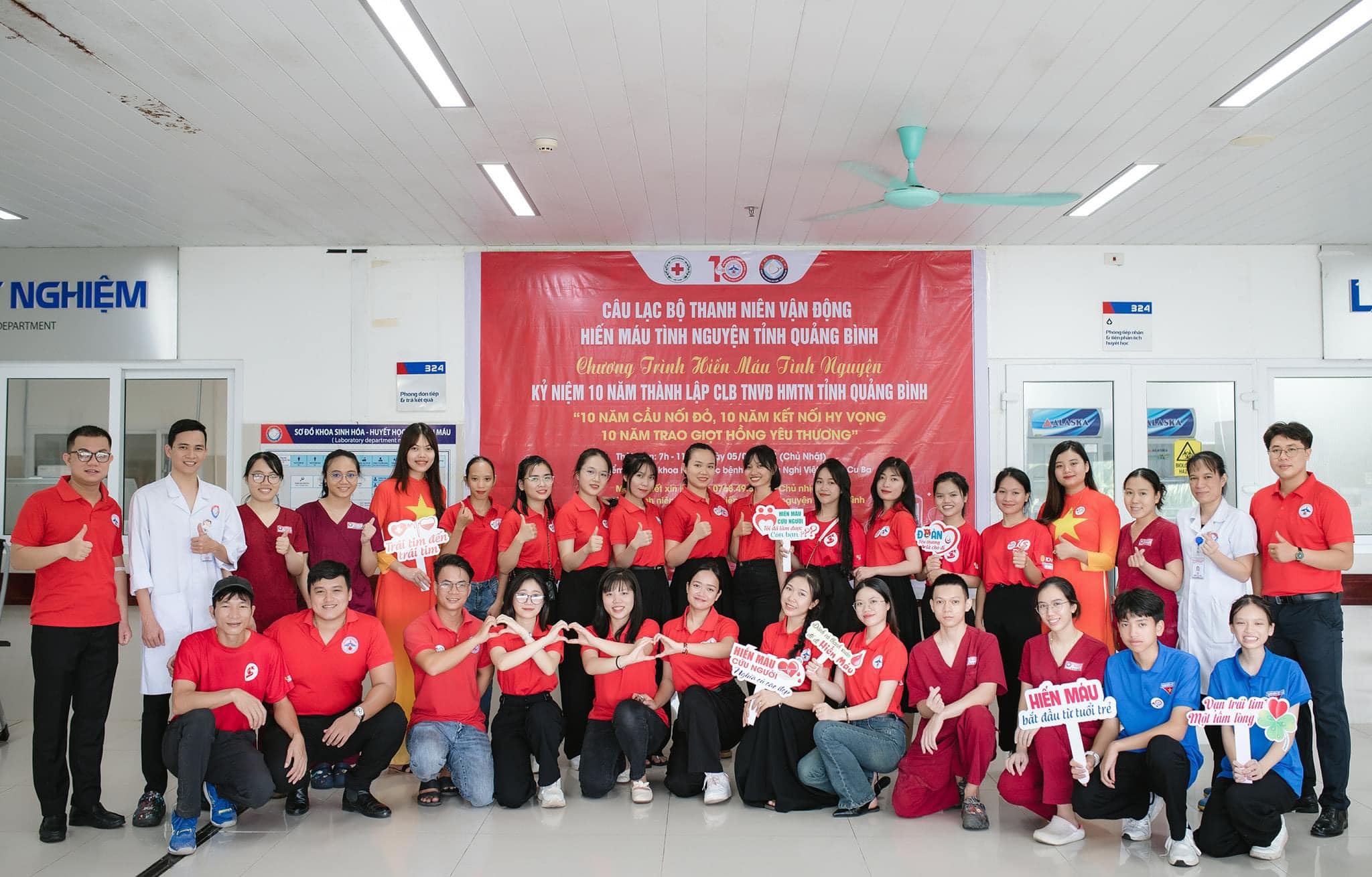 Anh Trần Mạnh Cường (hàng dưới, ngoài cùng bên trái) là thành viên tích cực của Câu lạc bộ Thanh niên vận động hiến máu tình nguyện tỉnh - Ảnh: Nhân vật cung cấp