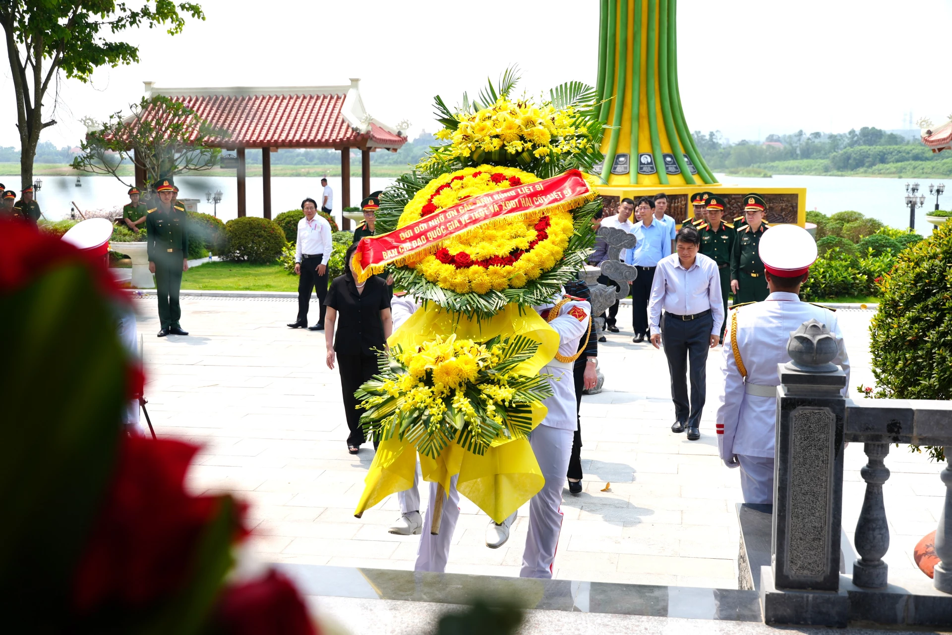 Đoàn đại biểu Ban chỉ đạo Quốc gia về tìm kiếm, quy tập và xác định danh tính hài cốt liệt sĩ dâng hoa tại Di tích lịch sử Quốc gia Bến phà 2 Long Đại - Ảnh: T.Đ