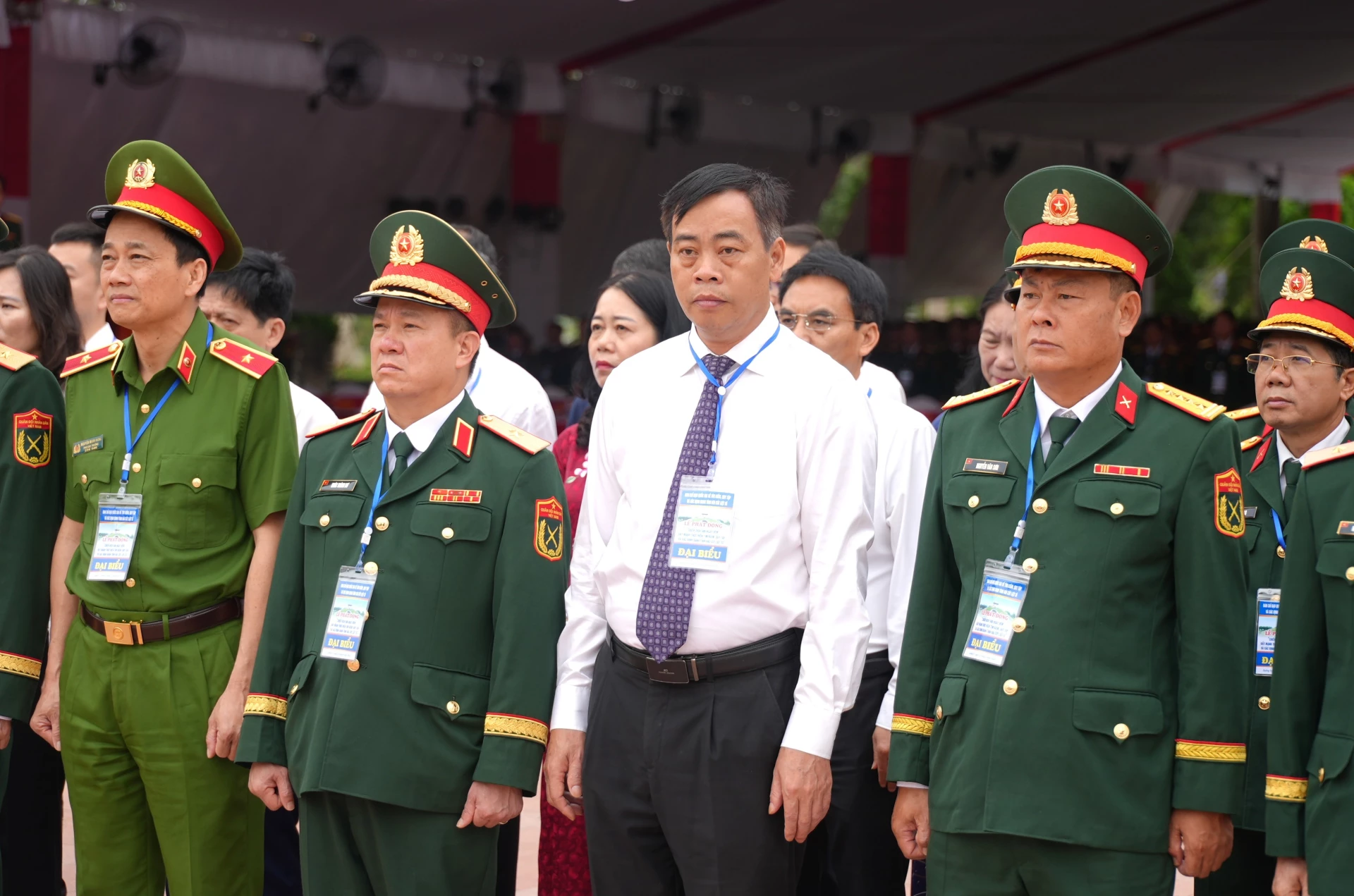 Các đại biểu tham dự lễ dâng hương, dâng hoa tại Thành cổ Quảng Trị - Ảnh: T.Đ