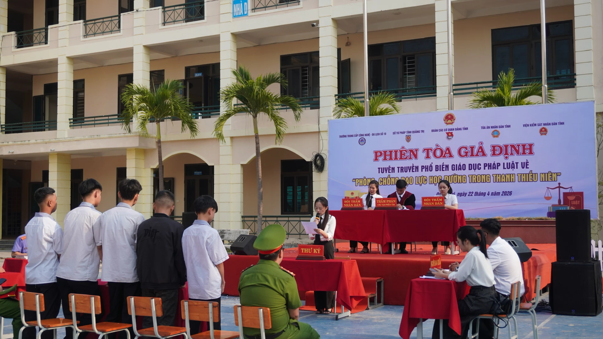 “Phiên tòa giả định” giúp đoàn viên thanh niên có thêm kiến thức về pháp luật - Ảnh: H.T